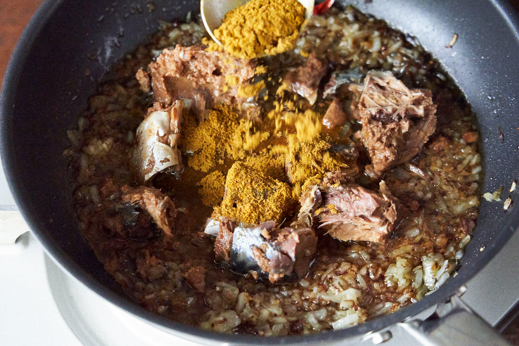 サバ缶を加える