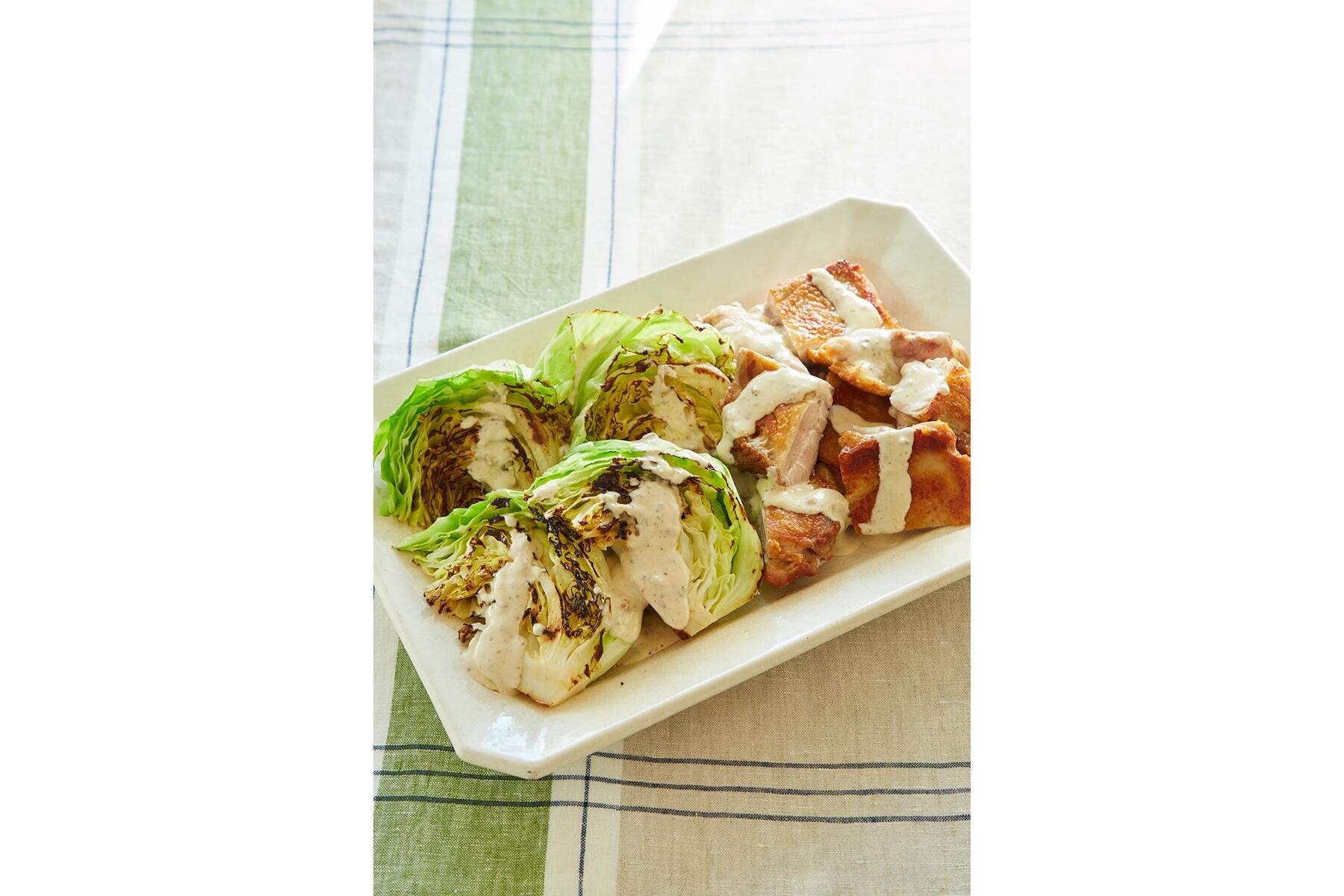 カリっと香ばしい“春キャベツと鶏肉のオリーブオイル焼き”