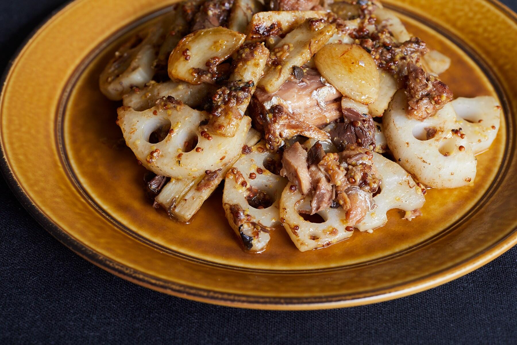 サバの旨味を吸い込んだれんこんが美味!“サバと根菜のガーリック炒め”