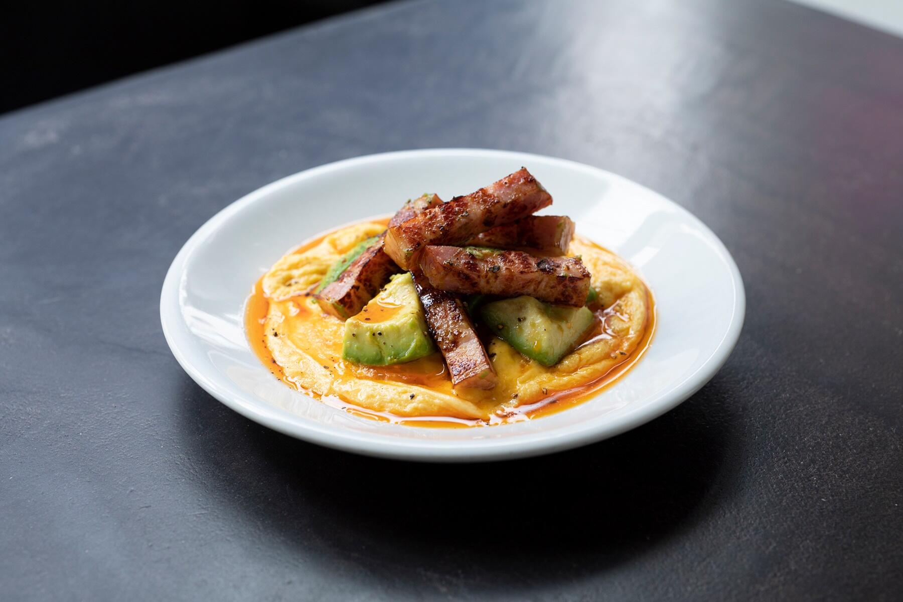 浅草のマイクロビストロ「ペタンク」の“オープンオムレツ”