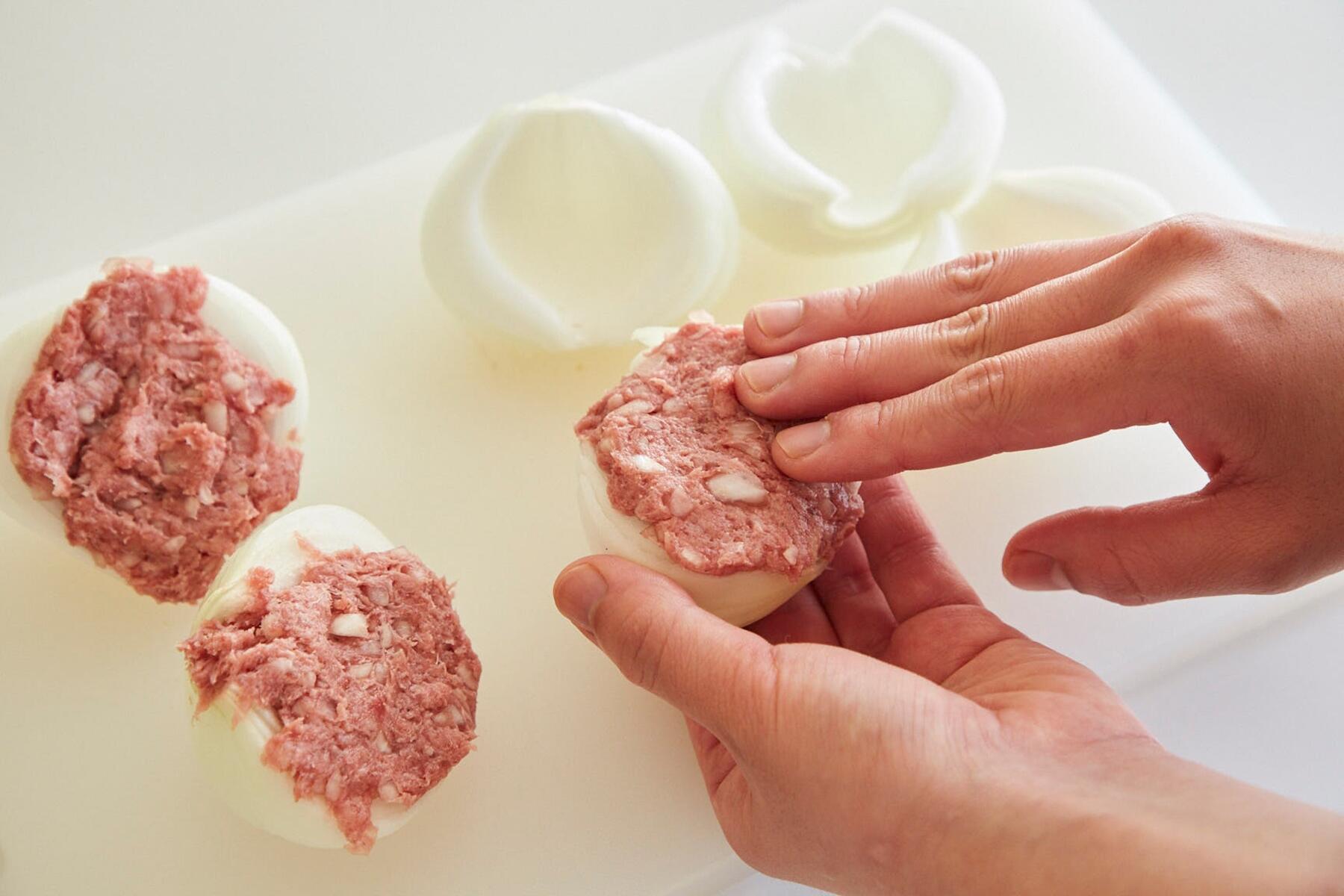 肉ダネを詰める