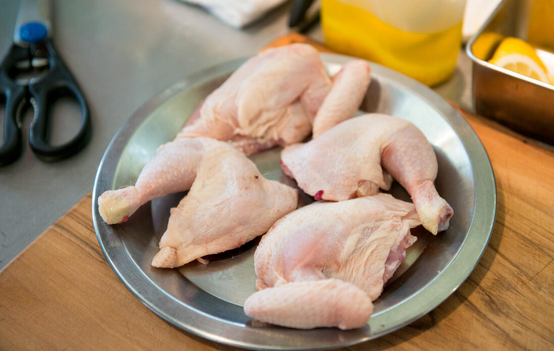 ひな鶏を捌く