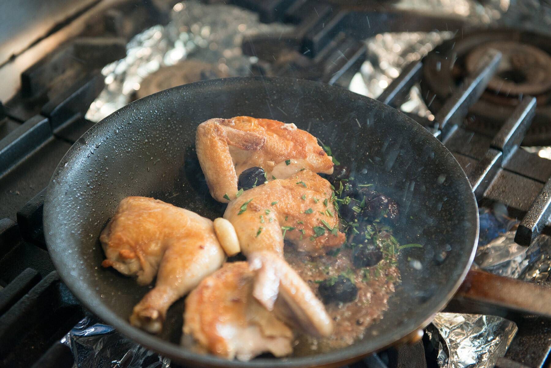 オリーブとローズマリーを加える