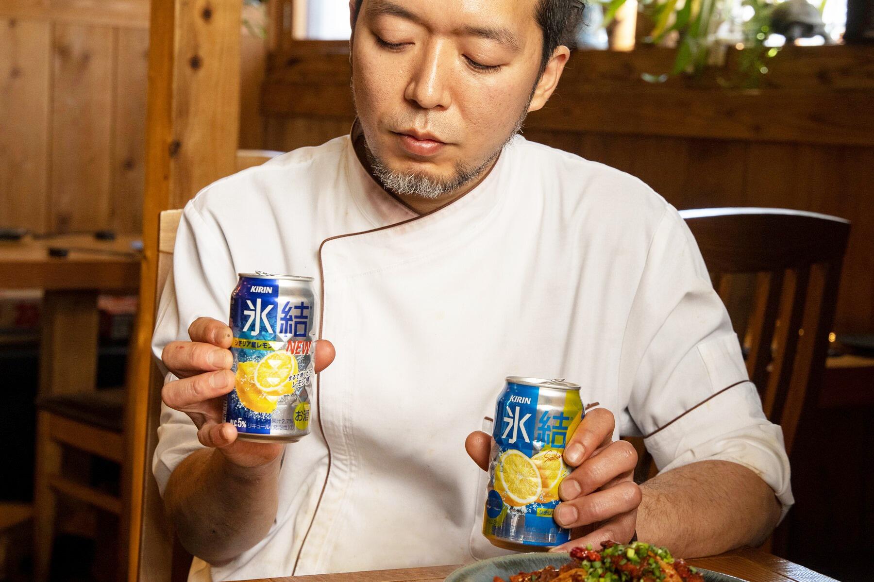 缶を持つ大内誠也さん