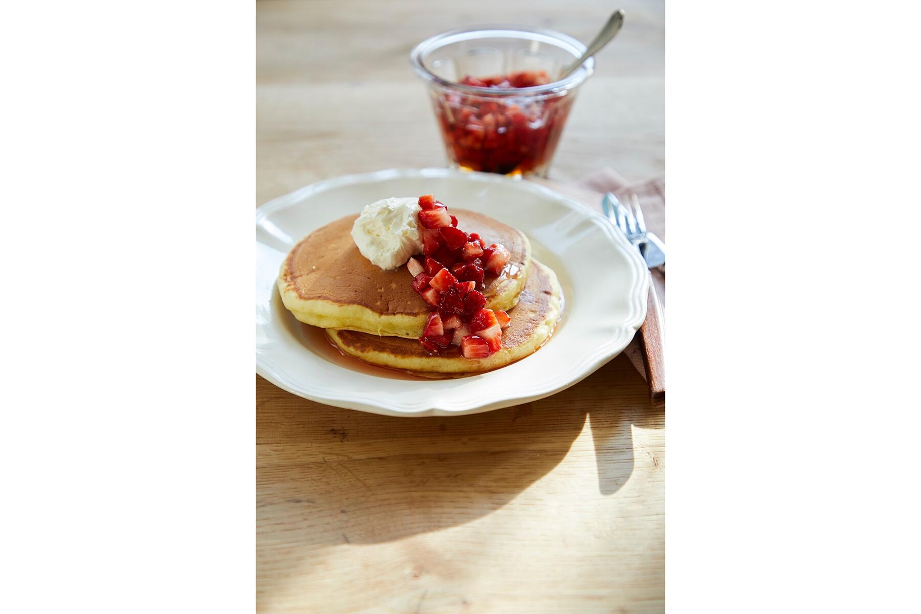今の季節にぴったりの爽快な味わい“イチゴソースのパンケーキ”