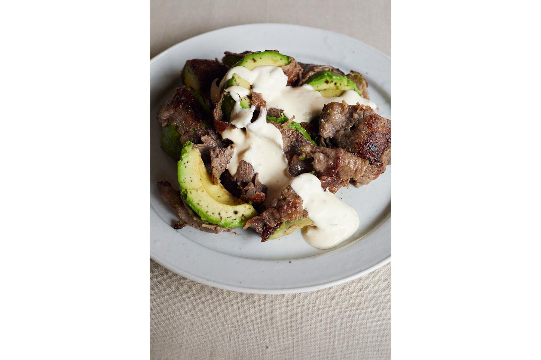 ピリ辛でトロリと旨い“牛肉とアボカドのぎゅうぎゅう焼き”