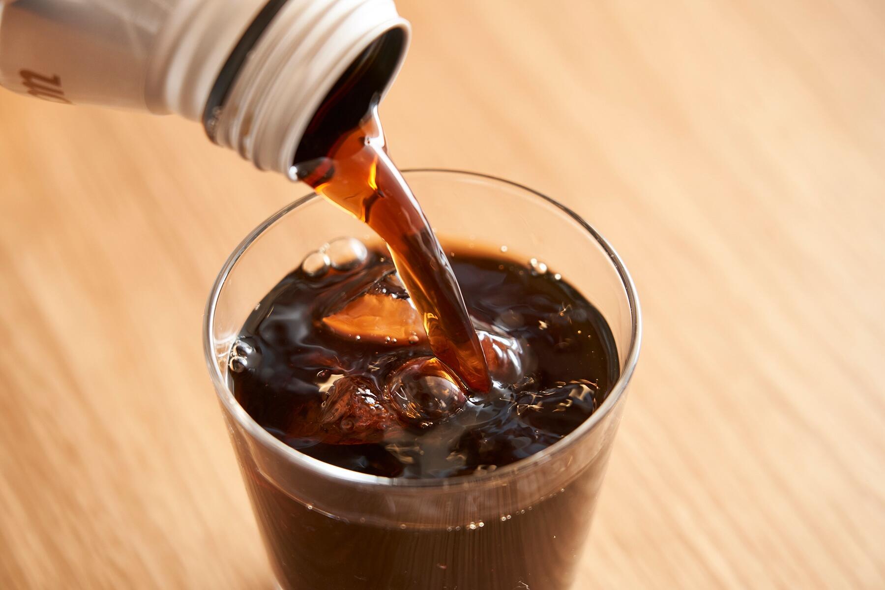 ボトルからコーヒを注ぐ