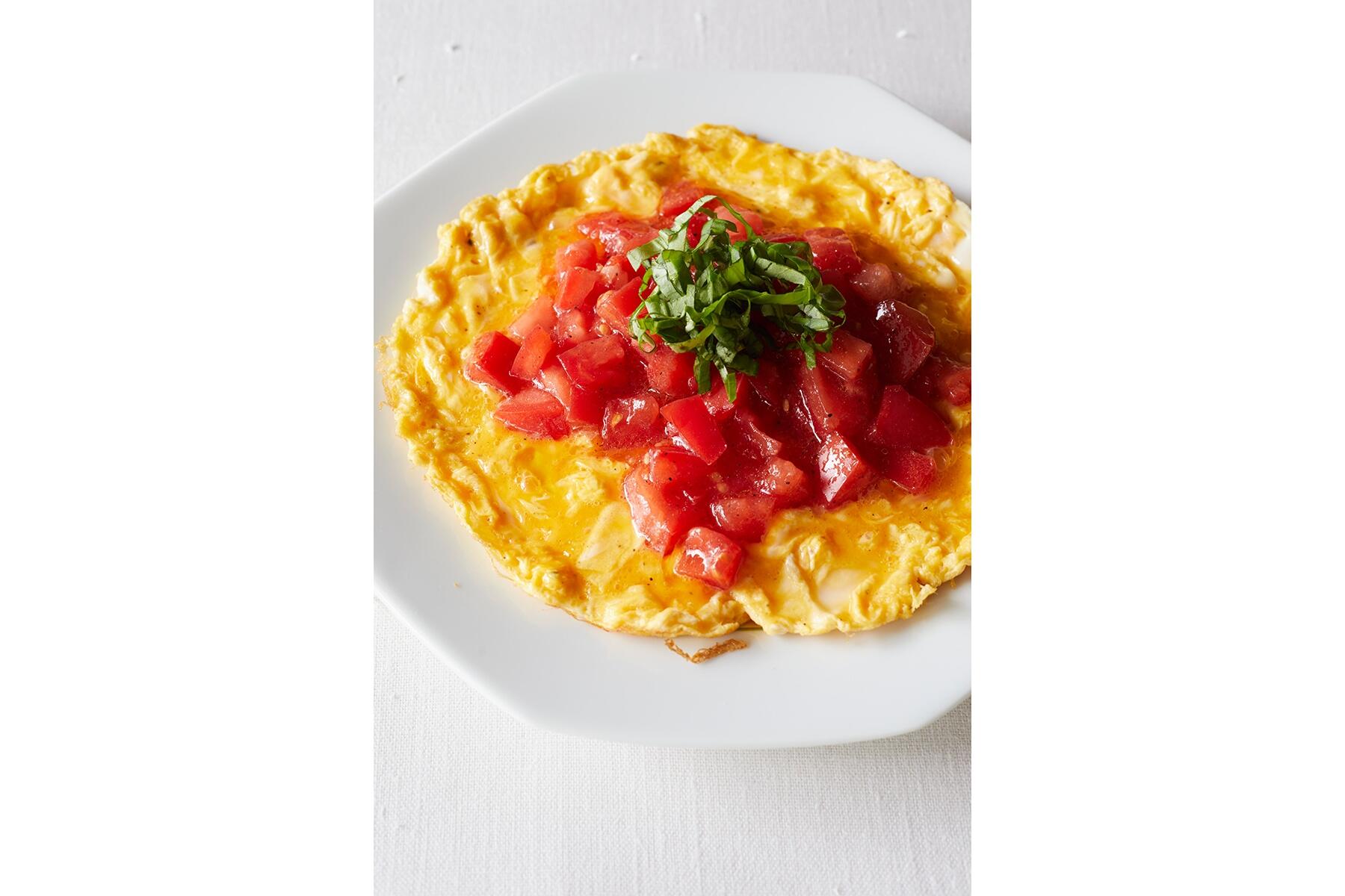 バジルが香るサラダ風“フレッシュトマトオムレツ”