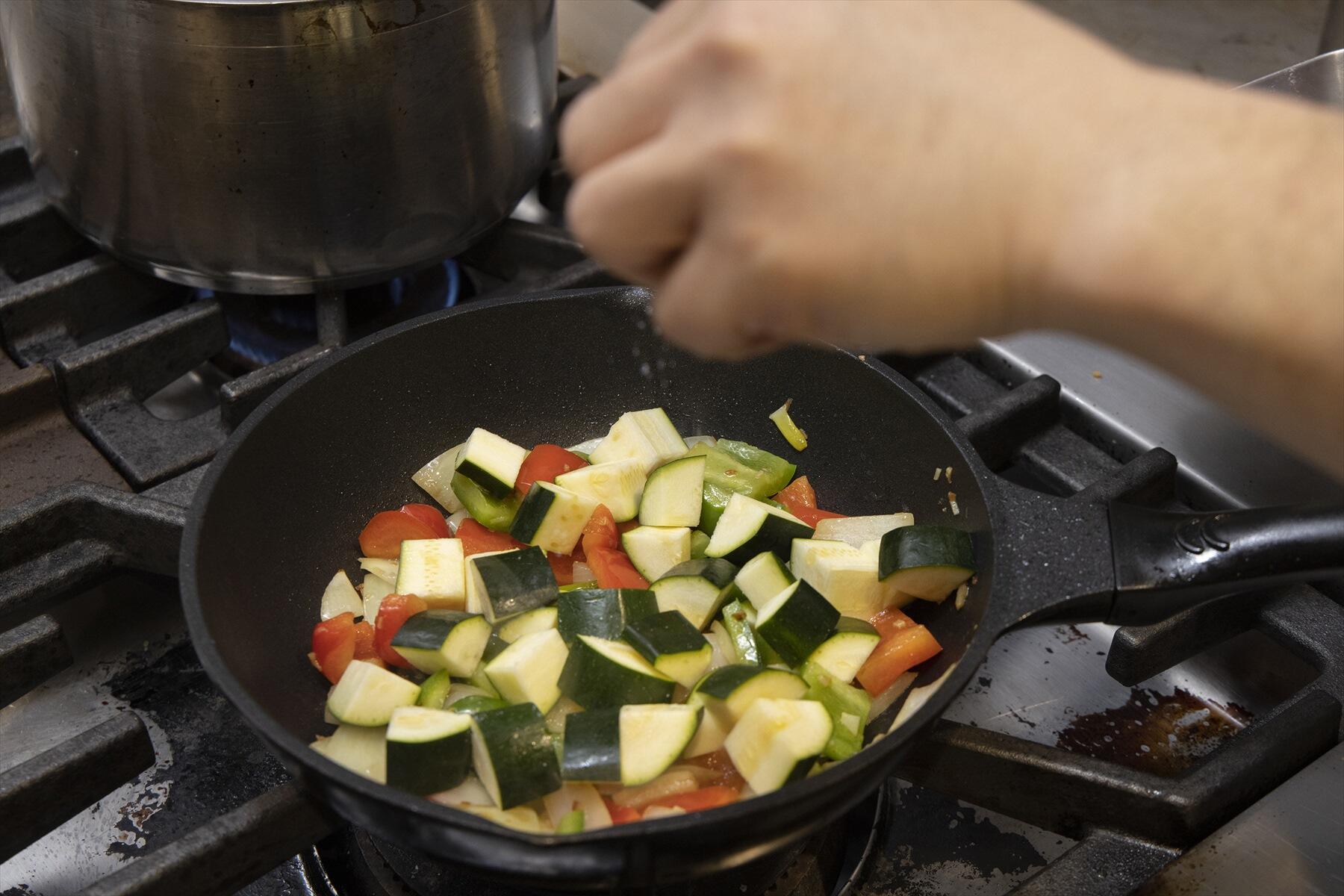 「野菜1種+塩」を繰り返し、素材から水分を抜いていく