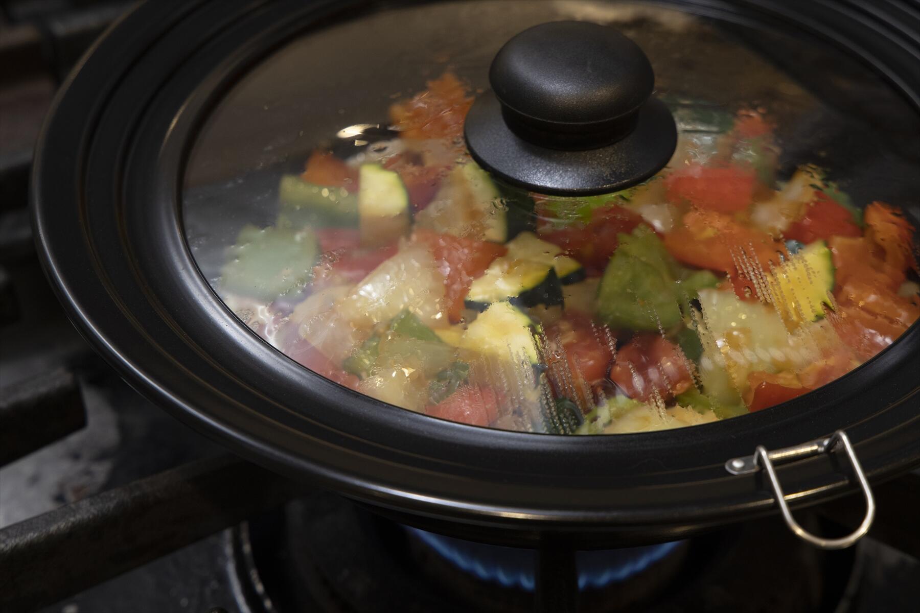 蓋をして、約4分蒸し煮する