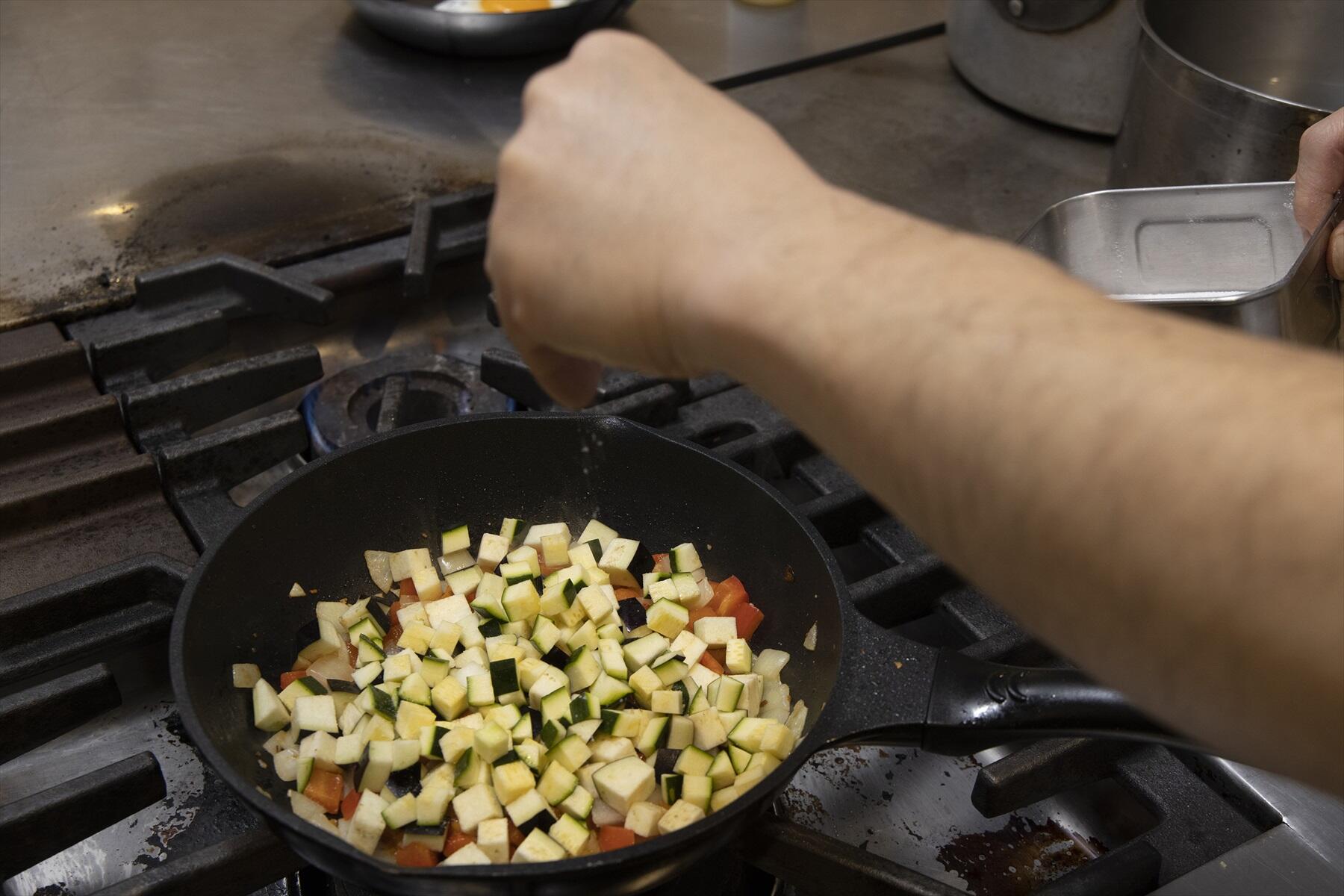 「野菜1種+塩」を繰り返し、素材から水分を抜いていく
