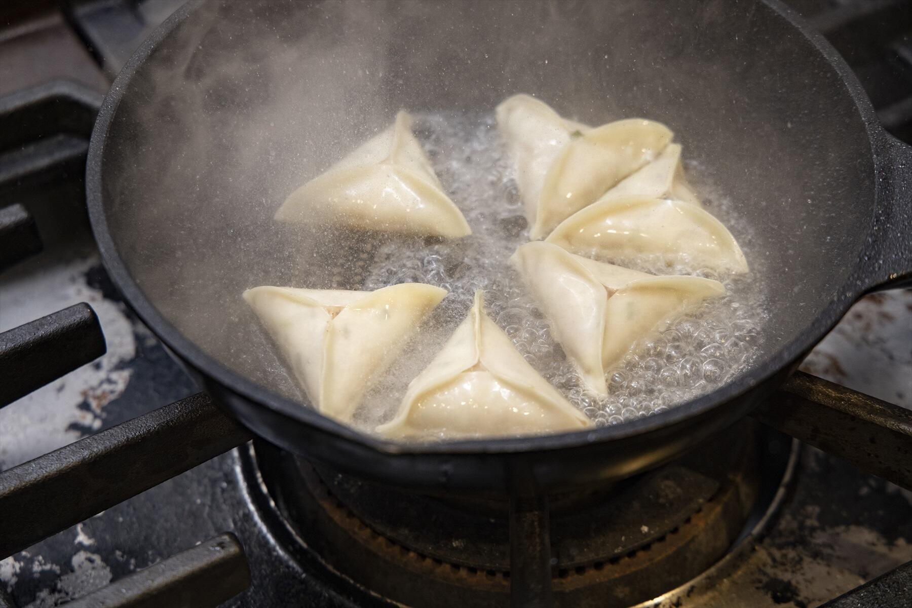 餃子を焼く