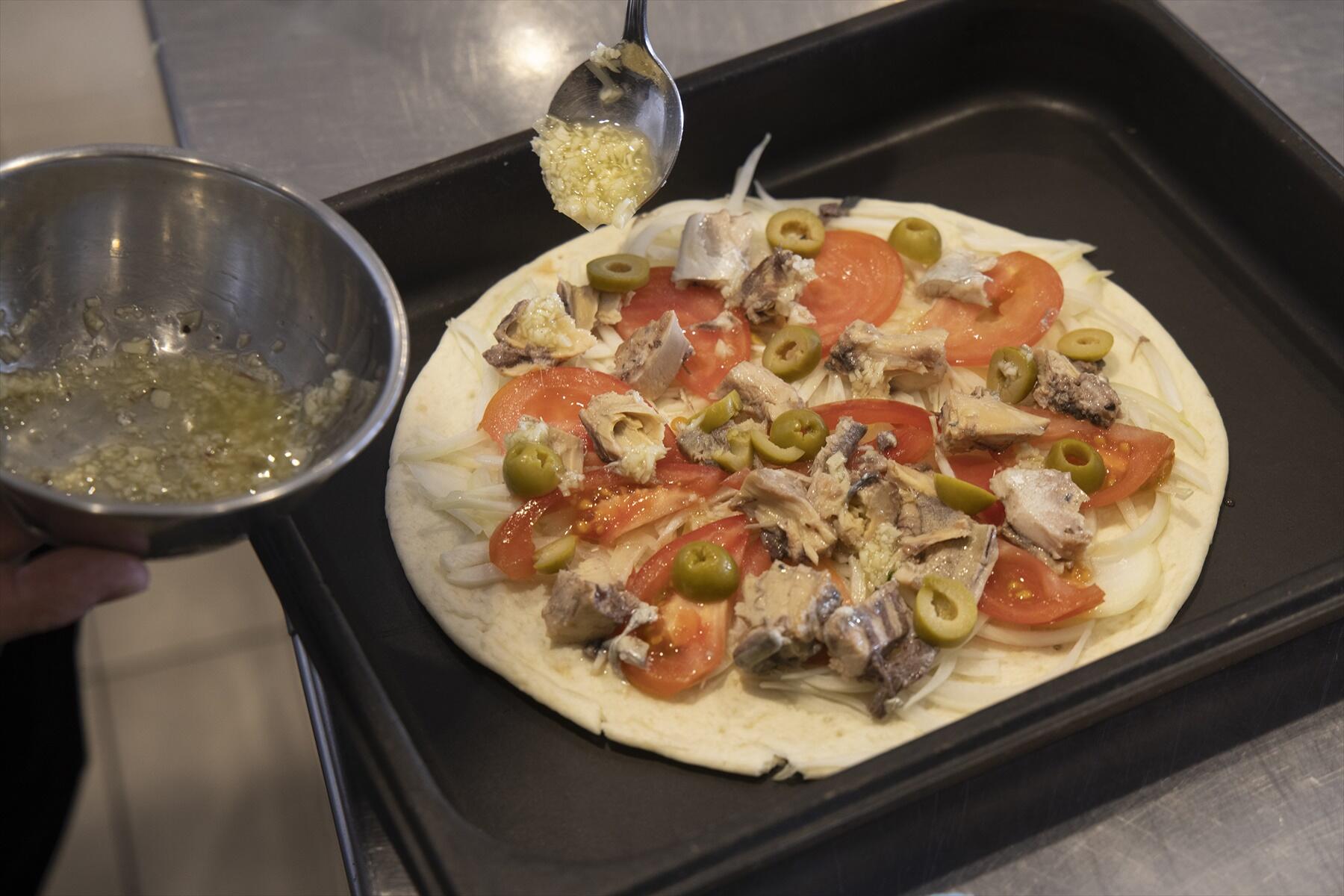 ピザ生地に、具を散らす