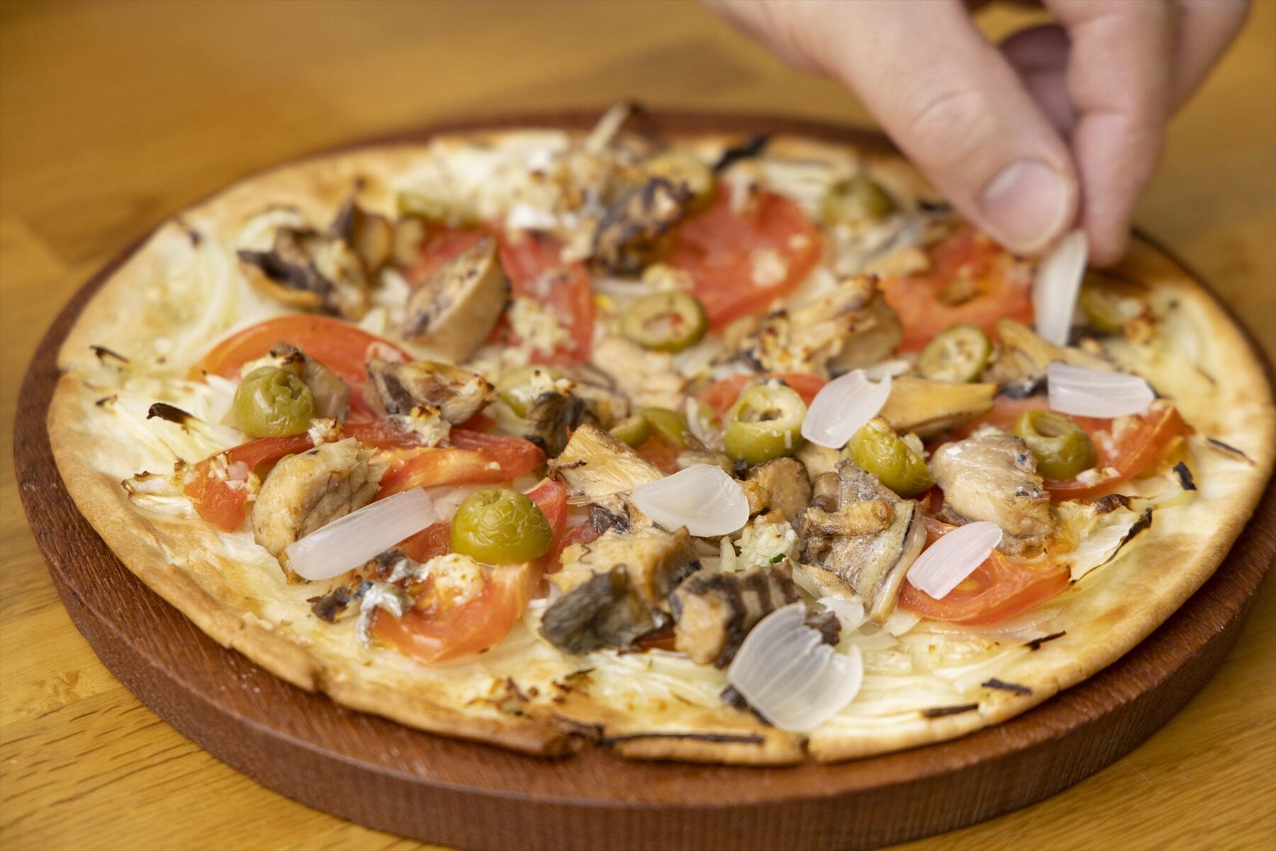 らっきょうと塩は、あえて不揃いに