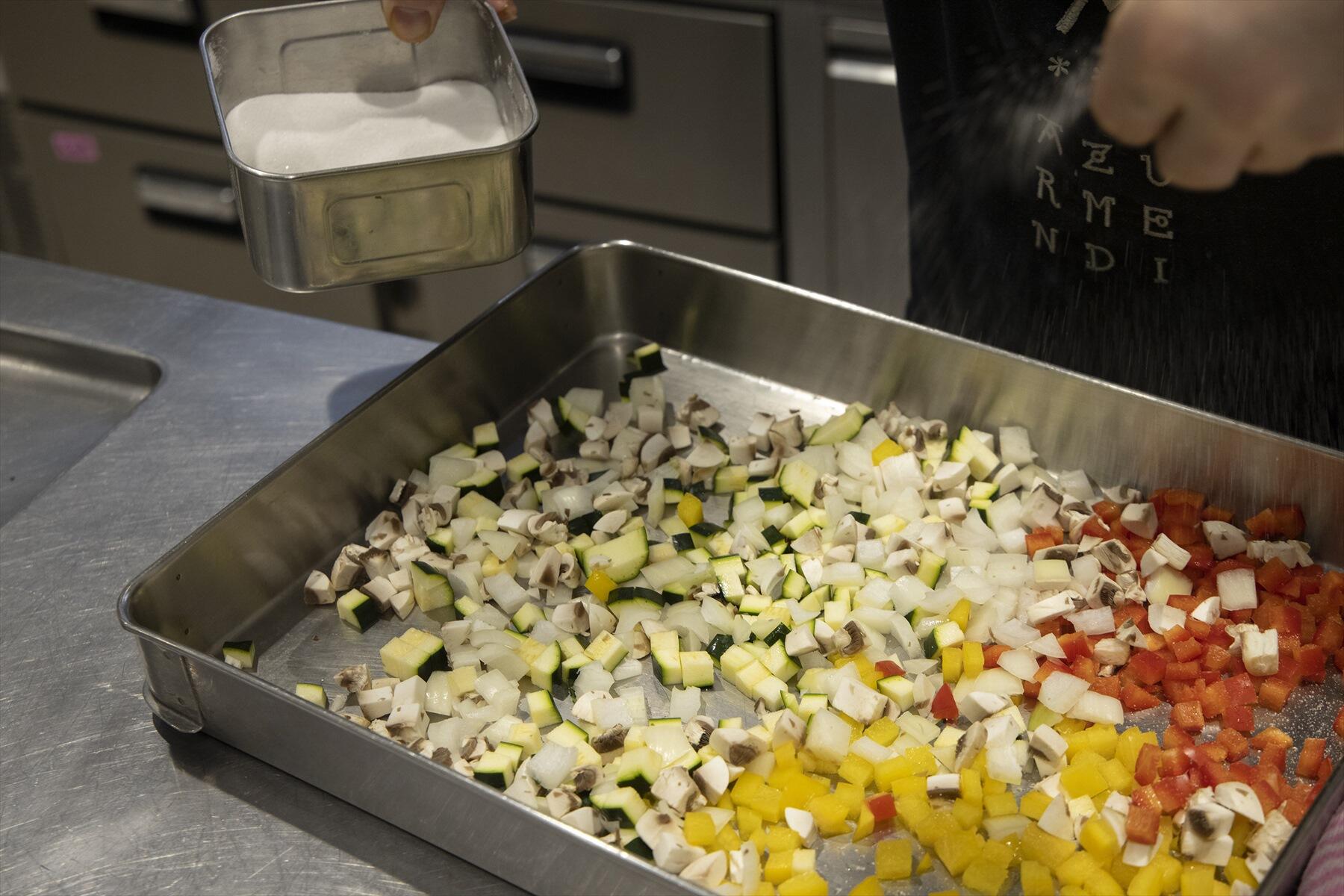 切った野菜に塩をふる