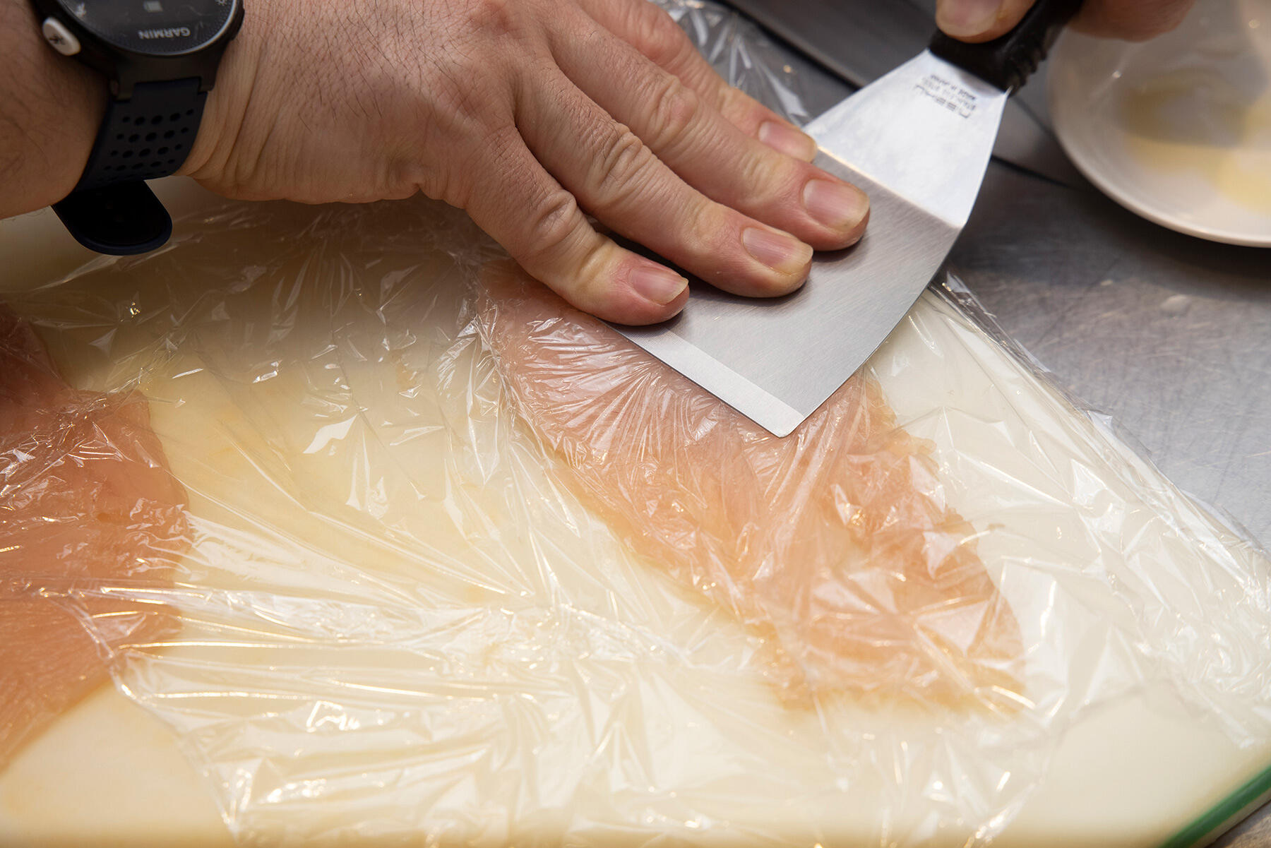 鶏ささみは、叩いてのばす