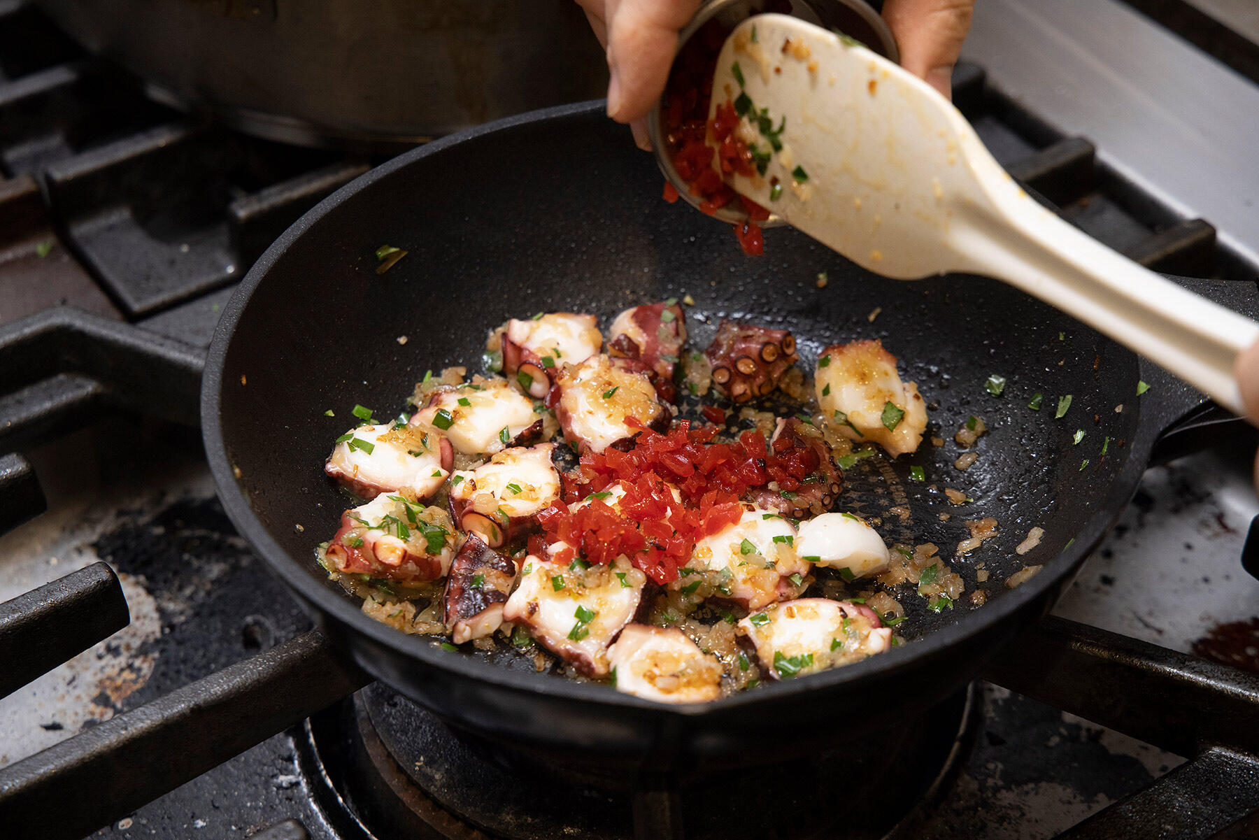 バジル、福神漬けを加える