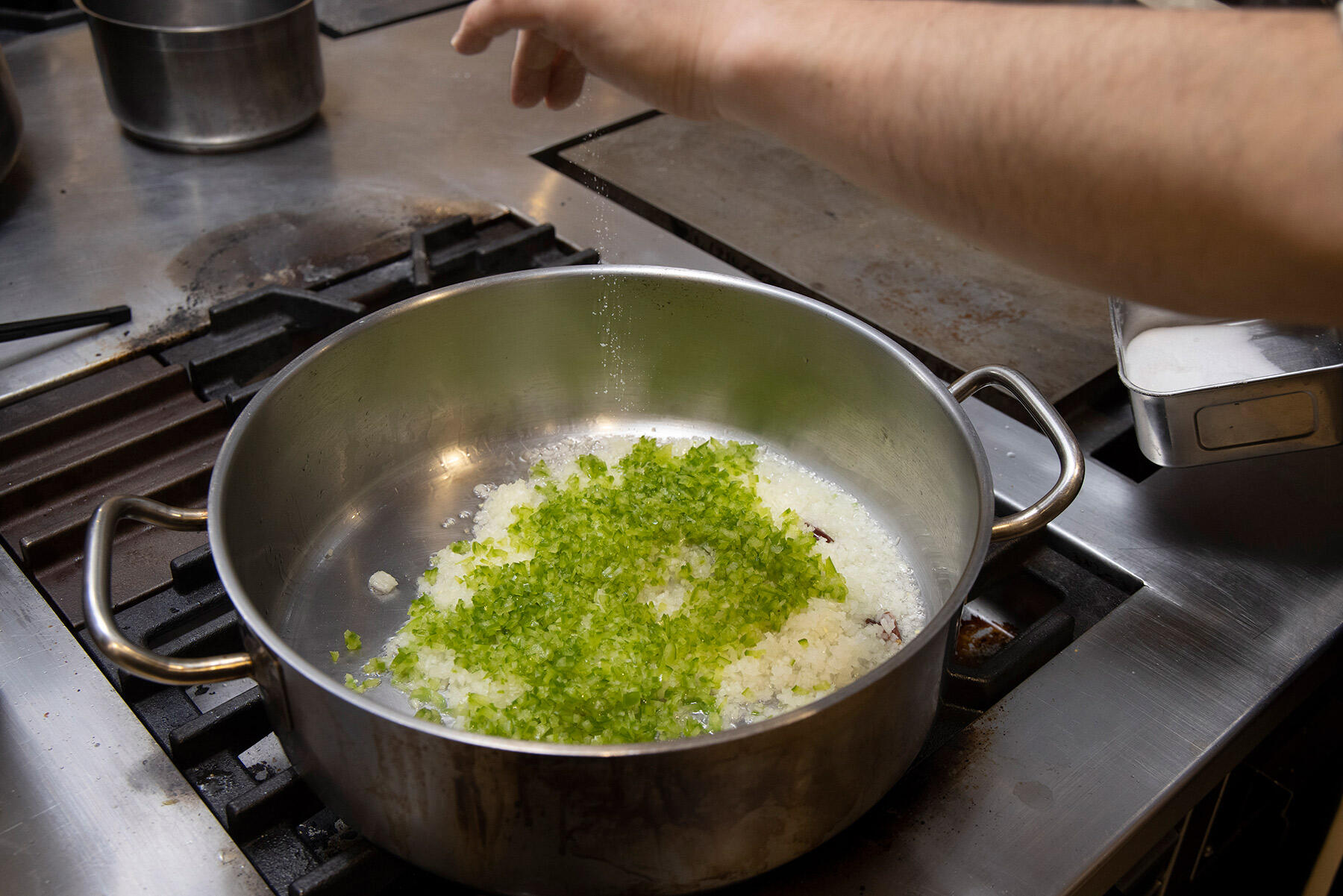 玉ねぎ、パプリカを炒める
