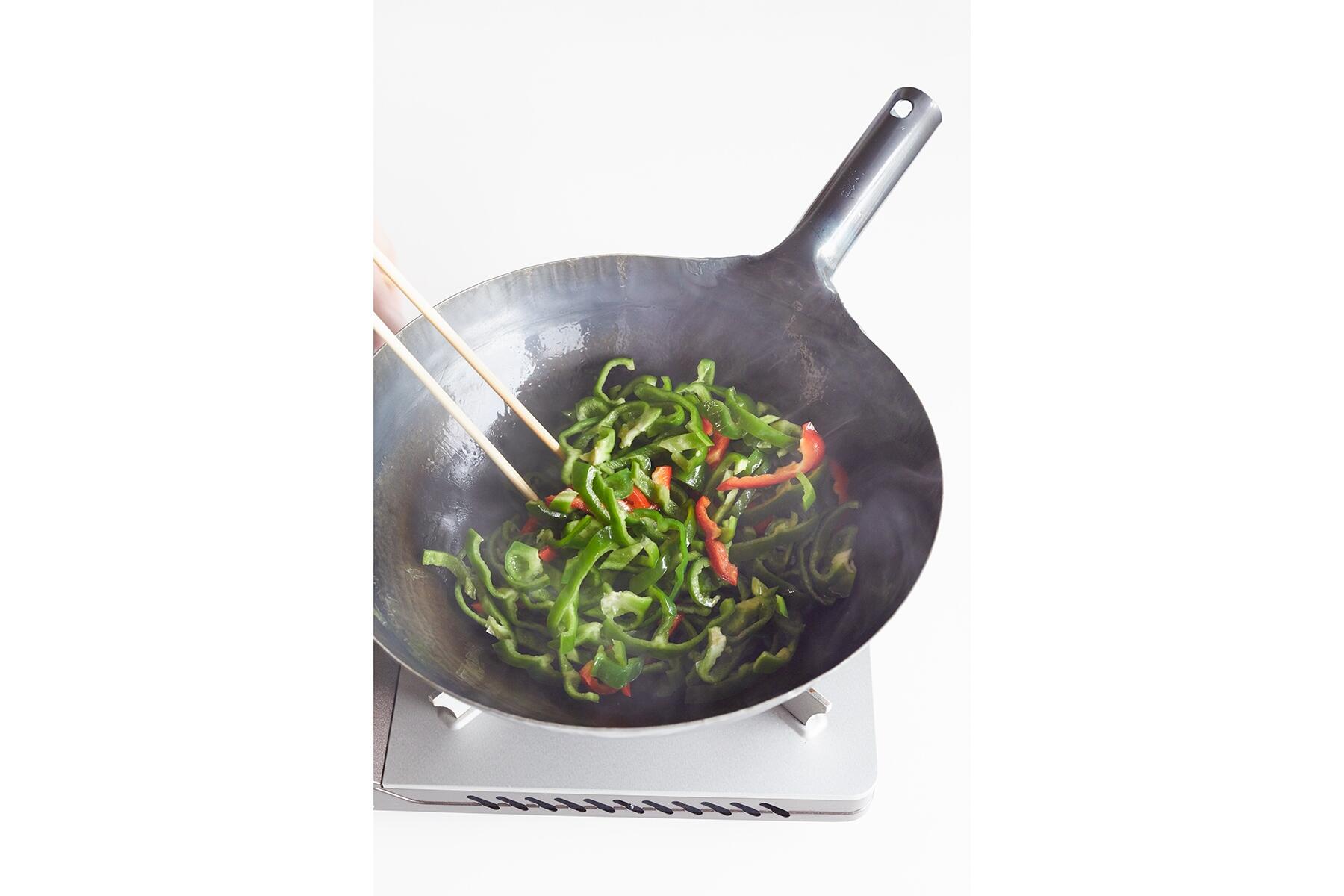 ピーマンを炒める