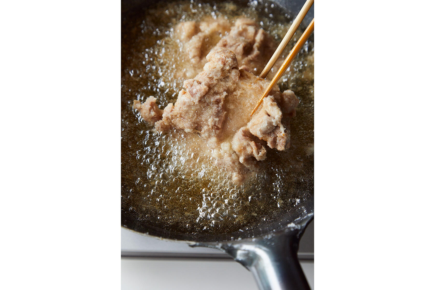 鶏肉を揚げる