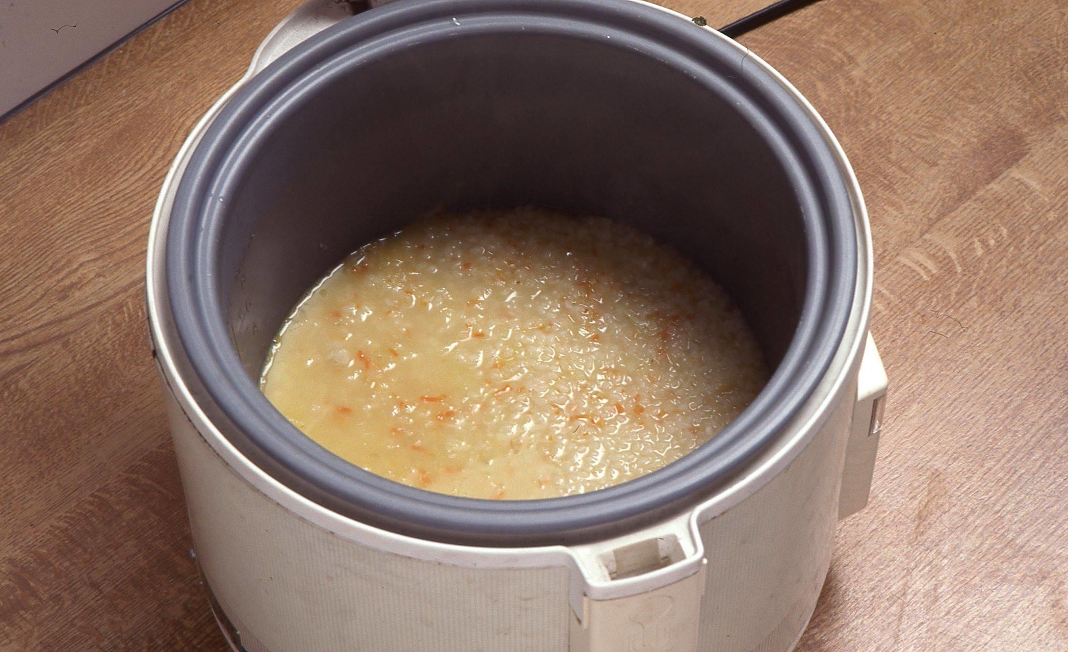 バターライスを炊飯器にいれる