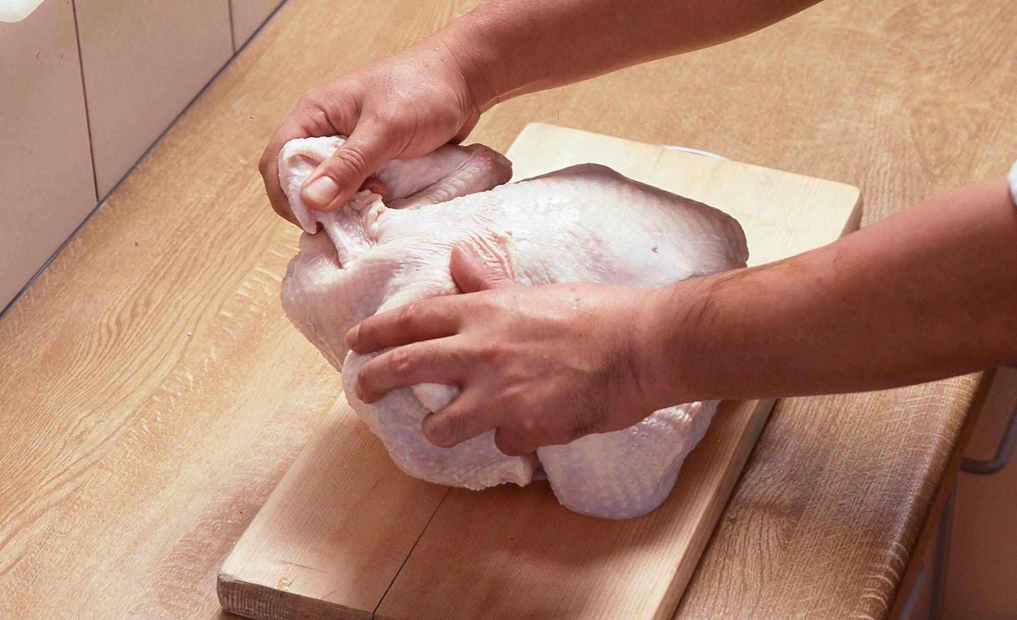 ターキーをタコ糸で固定する