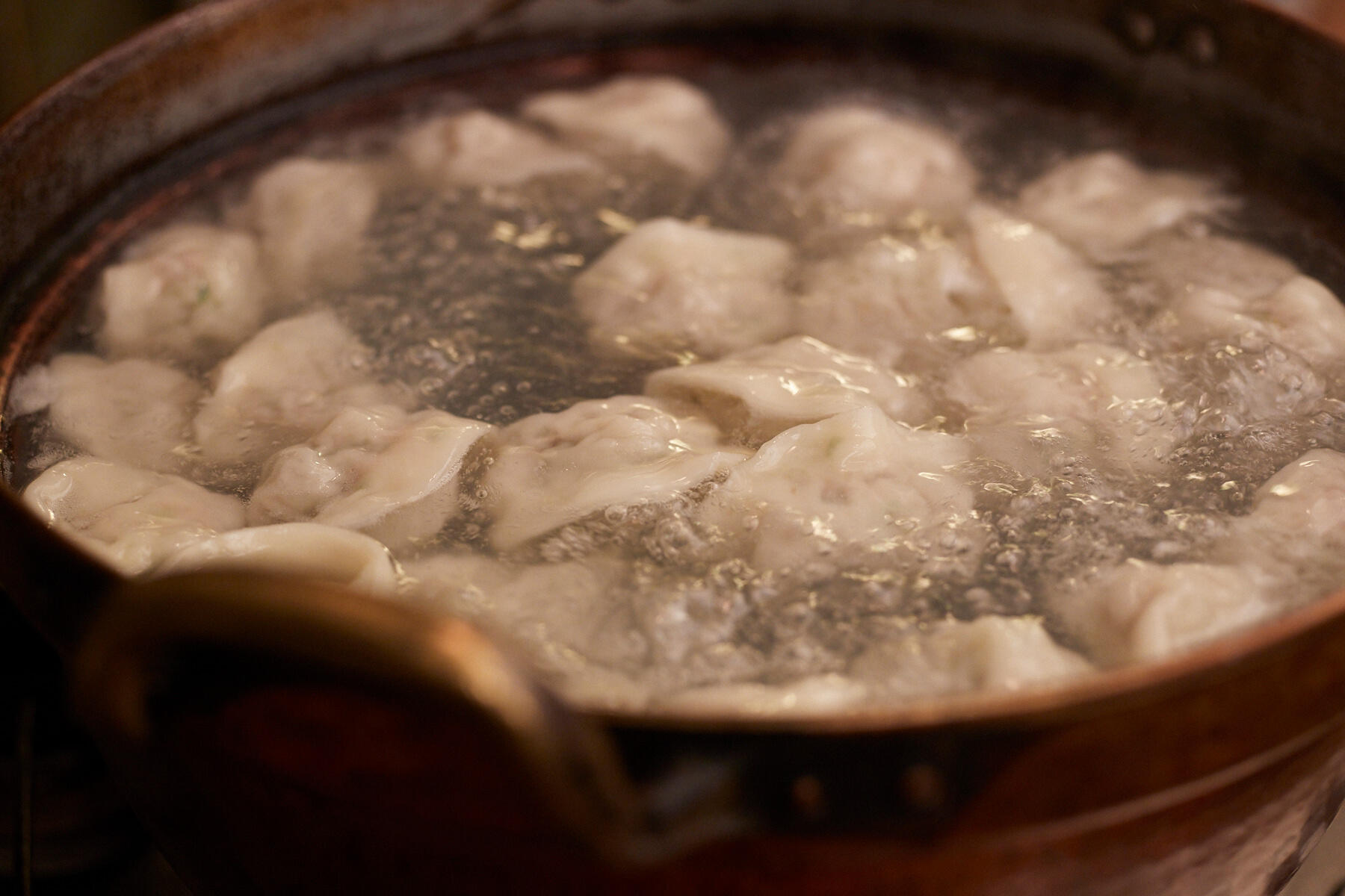 餃子をゆでる