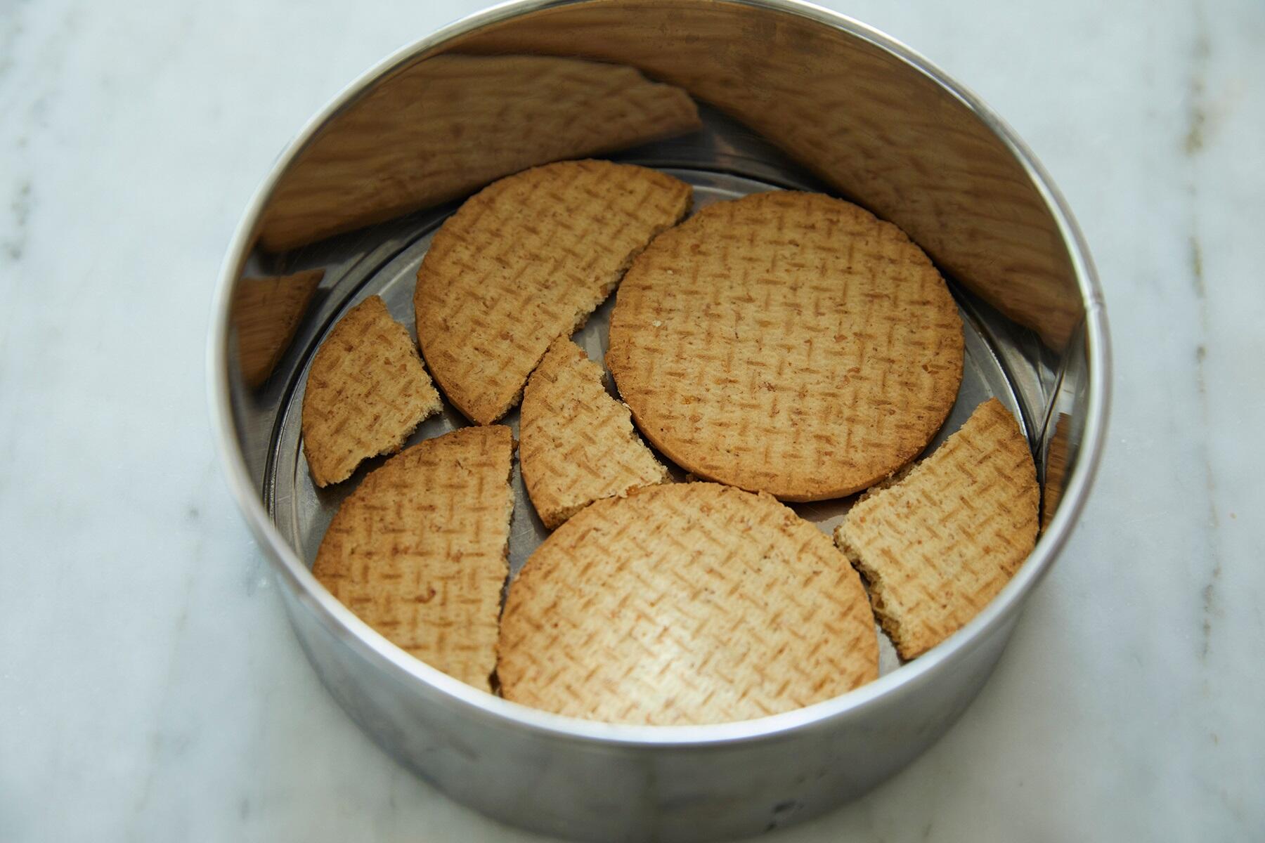 底にビスケットを敷く