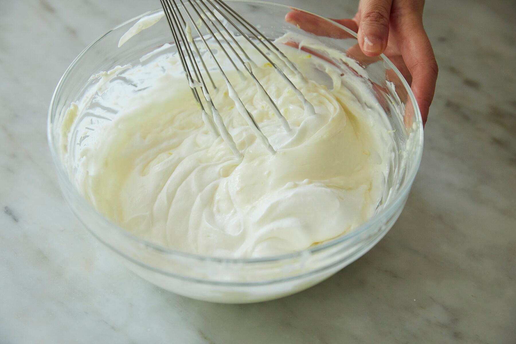 ホイップクリームを入れる