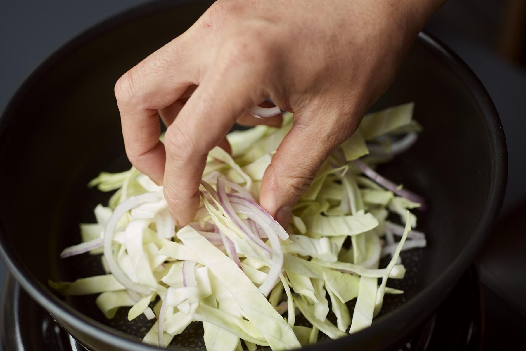 フライパンに材料を敷き詰める
