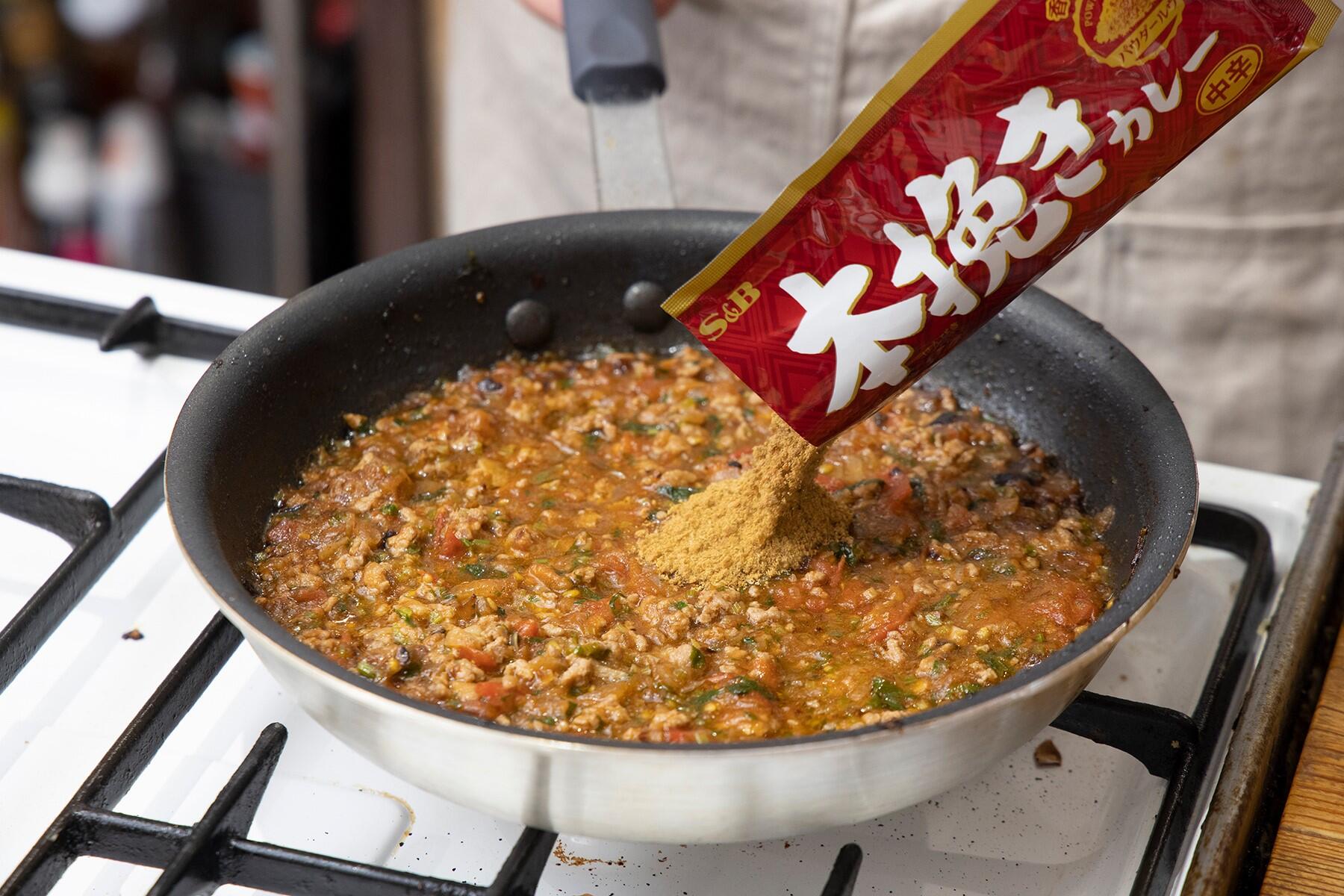 「本挽きカレー」を入れたら、2分でキーマカレーの出来上がり