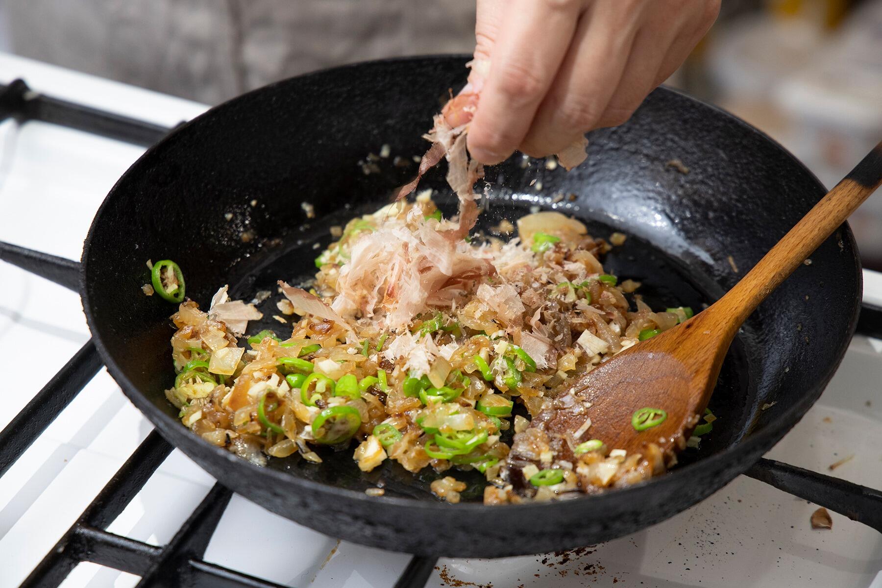 香り野菜と鰹節を炒める