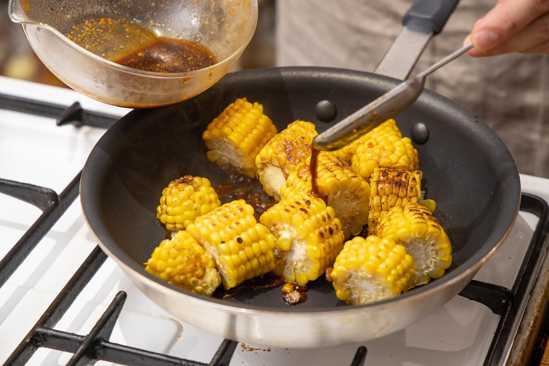 バターで焼き、本挽きカレー醤油をからめる