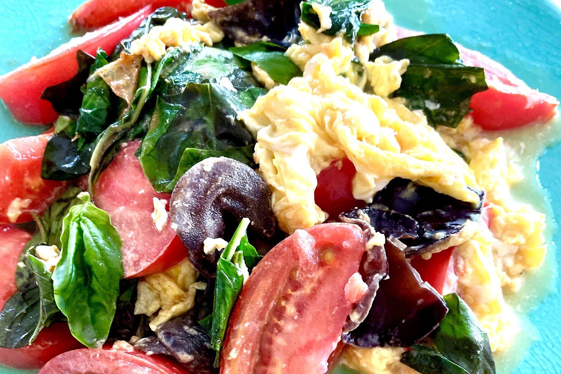 トマトと炒り卵のバジル炒め