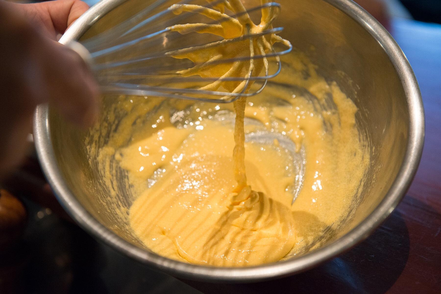 卵黄とグラニュー糖を混ぜる