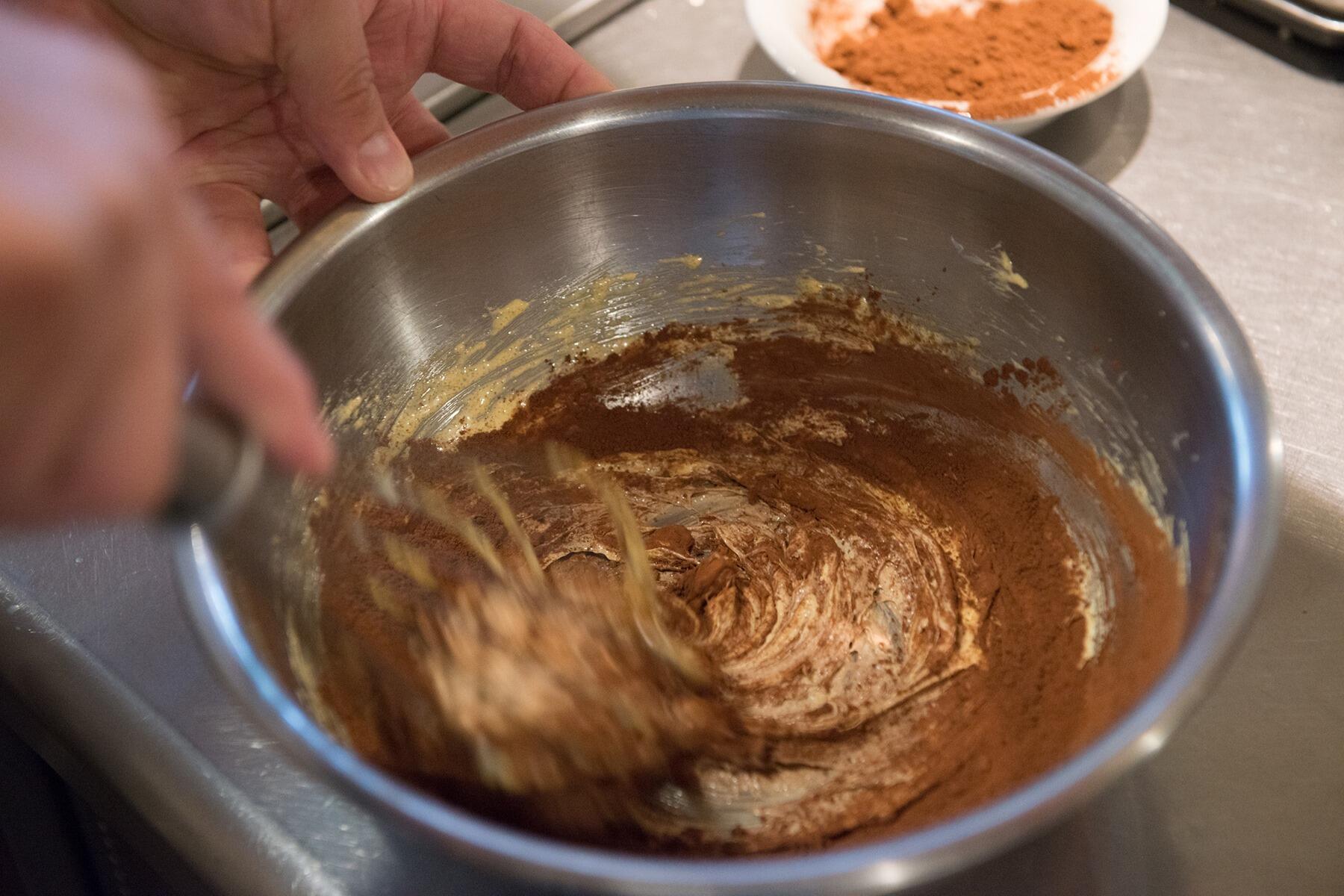 ココアパウダーを加える