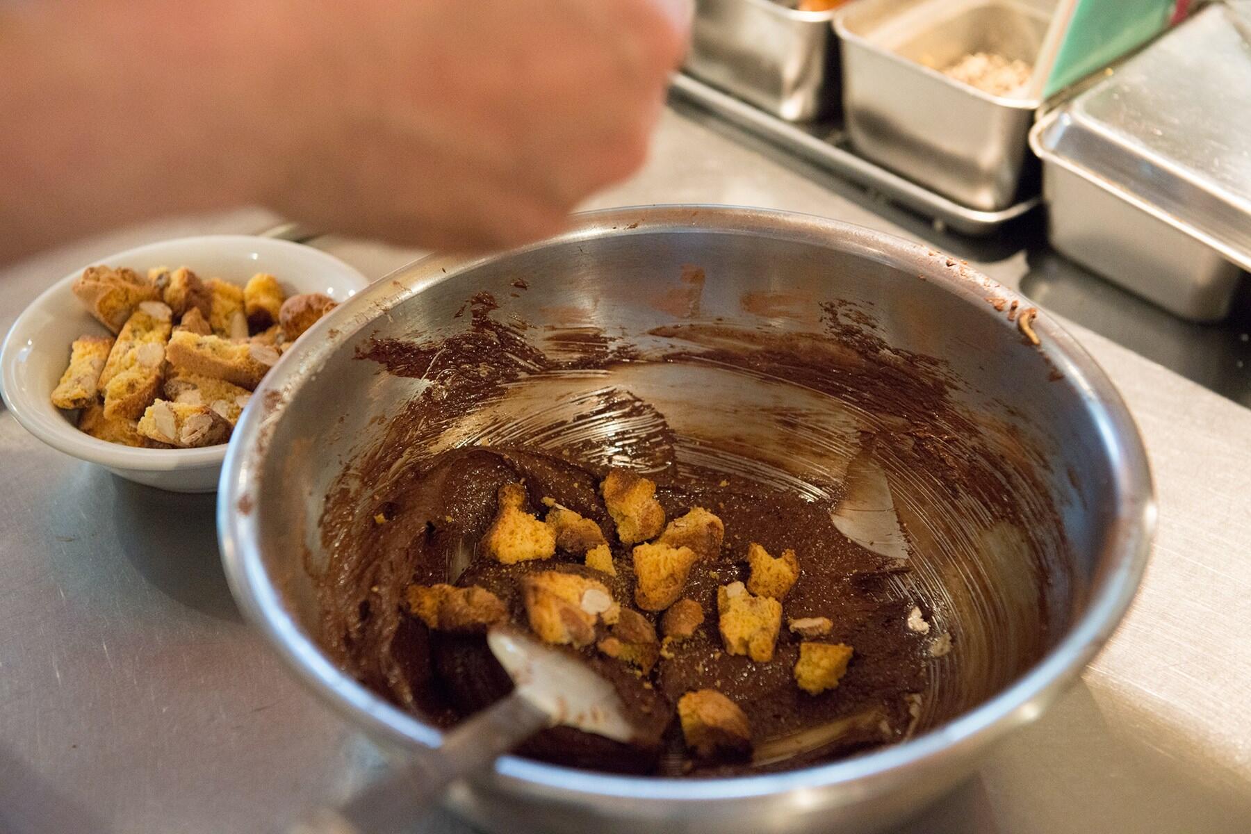 ビスコッティを加える