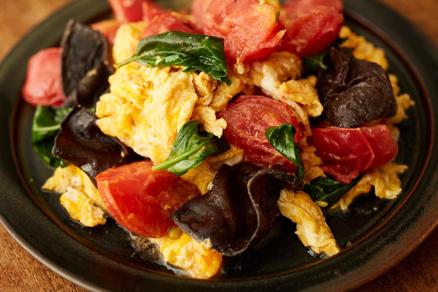 トマトと炒り卵のバジル炒め