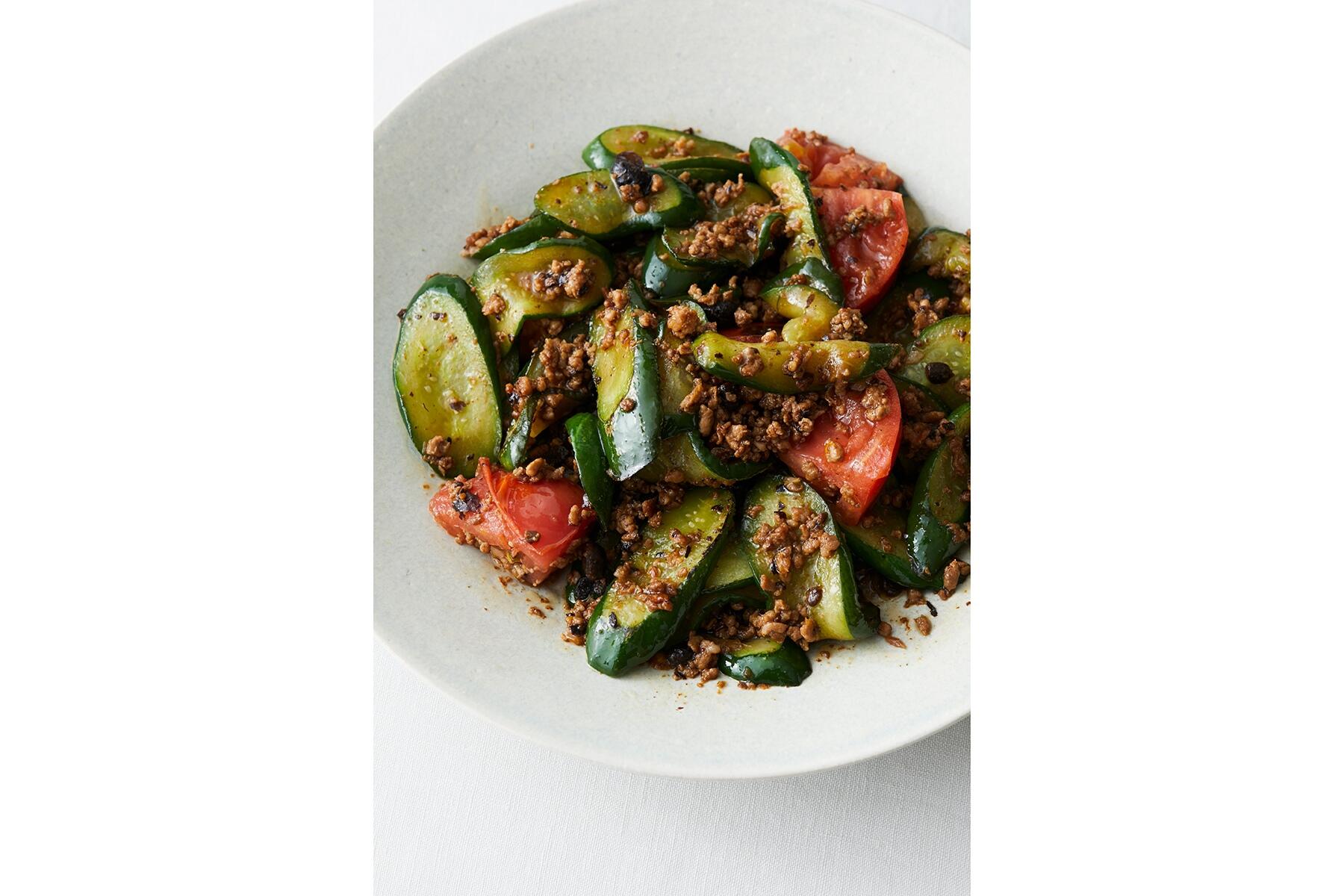 心地よい食感と深い味わいが楽しめる“塩もみきゅうりとトマトの肉味噌炒め”