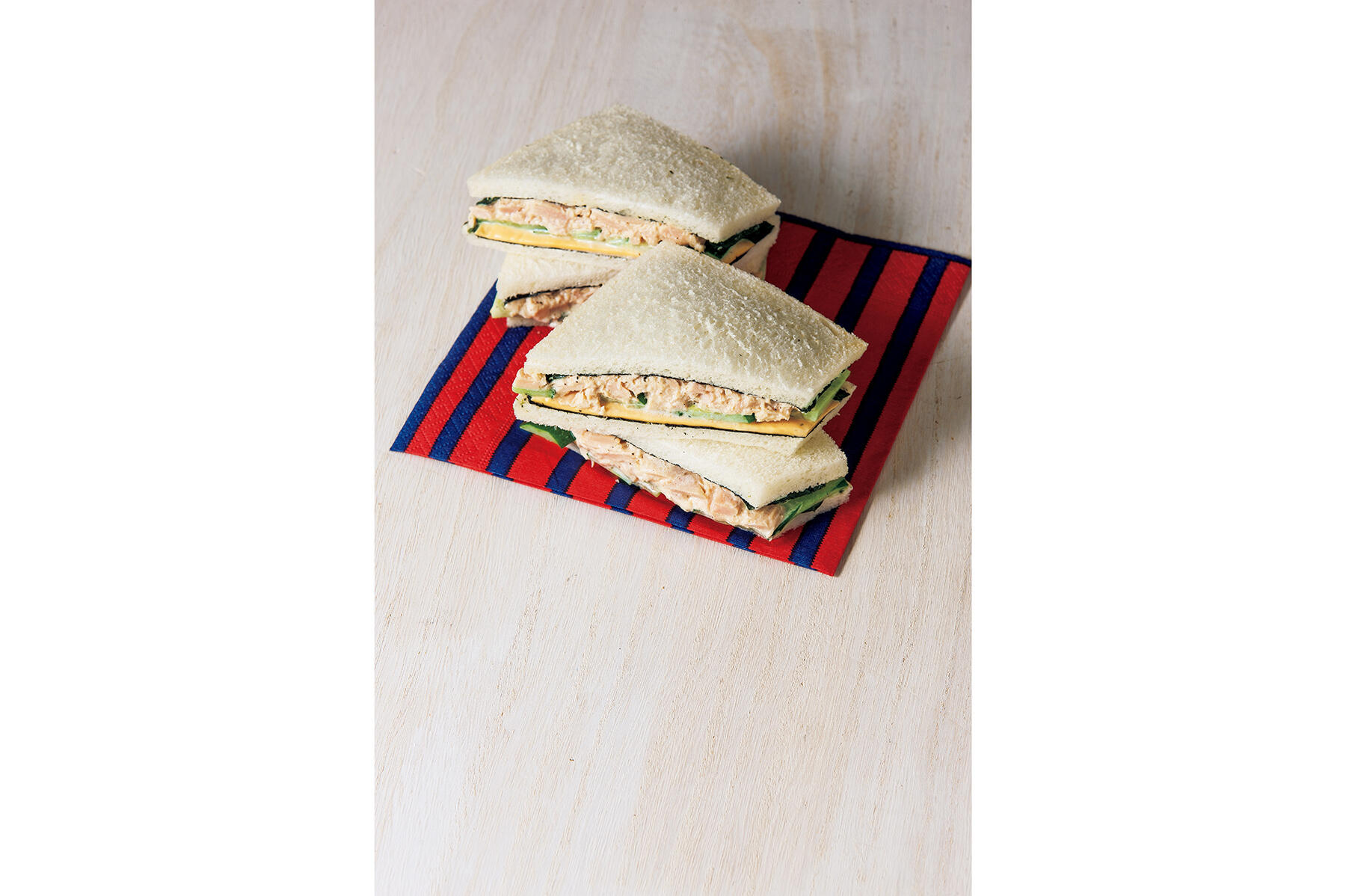 海苔の香りが味わいを深くする“チーズと海苔のツナサンドイッチ”