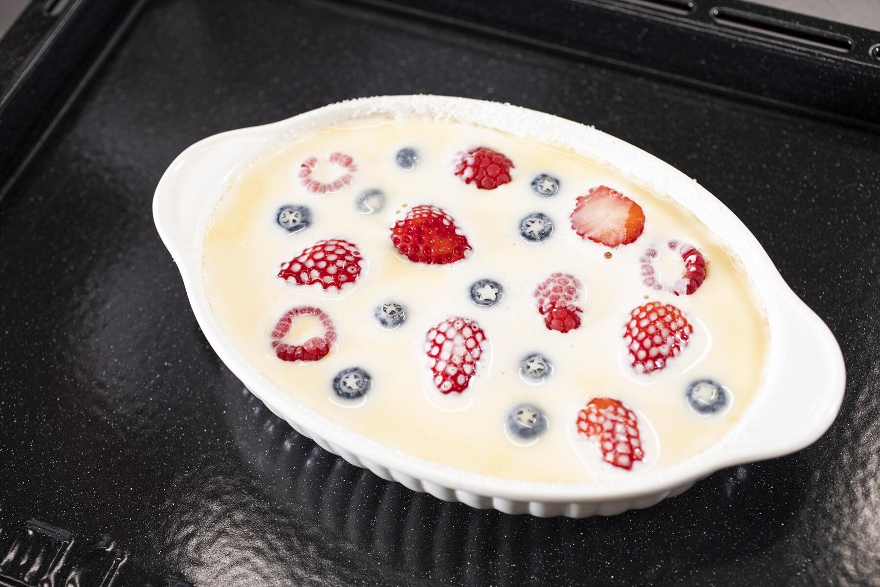 型に生地を流し入れる