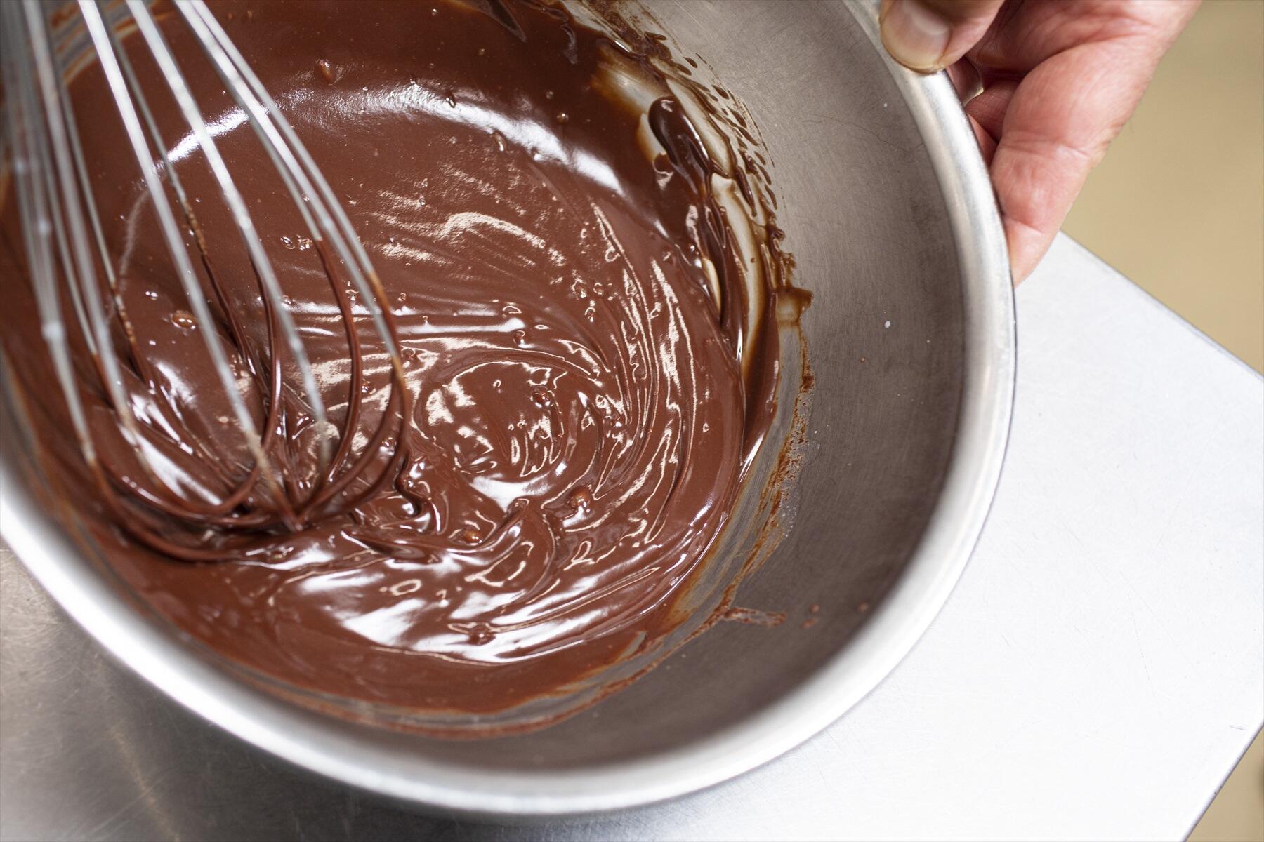 チョコを刻んで溶かす