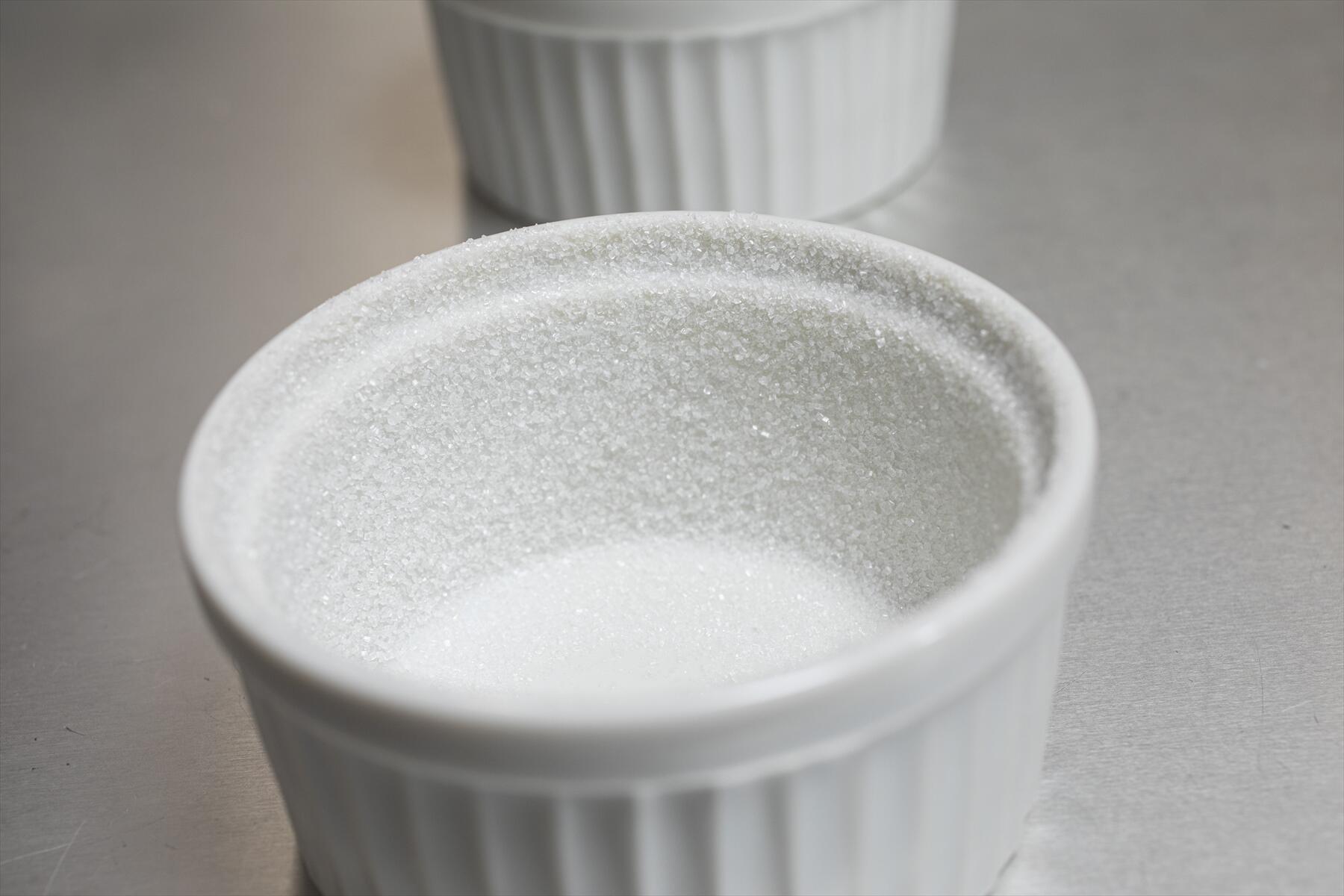 型の内側にまんべんなくグラニュー糖をまぶす