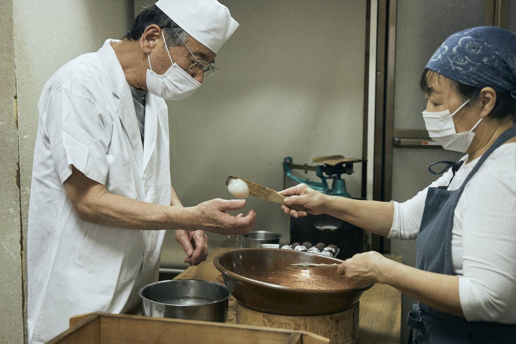 火からおろしたさわりを中央に挟んで、主人と女将さんは対面に立った