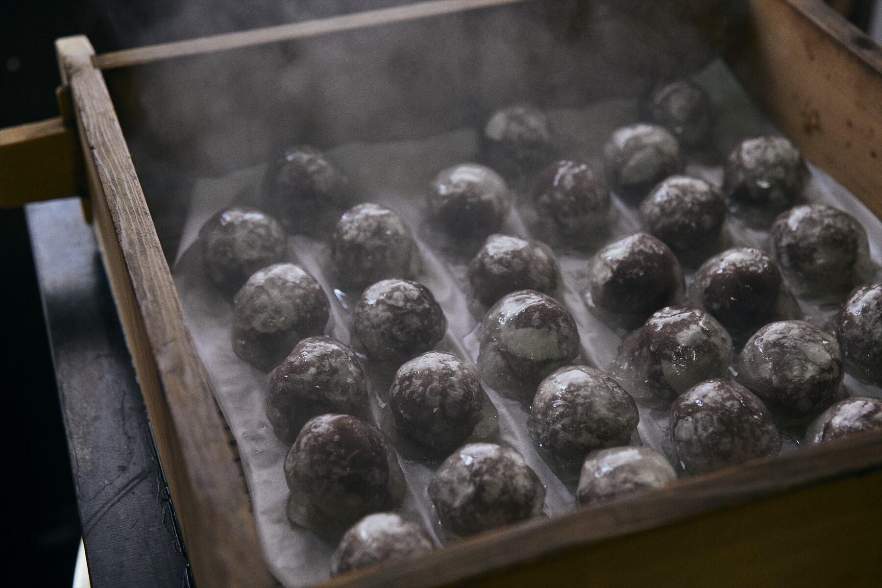 せいろで蒸し終えてふたを開ける