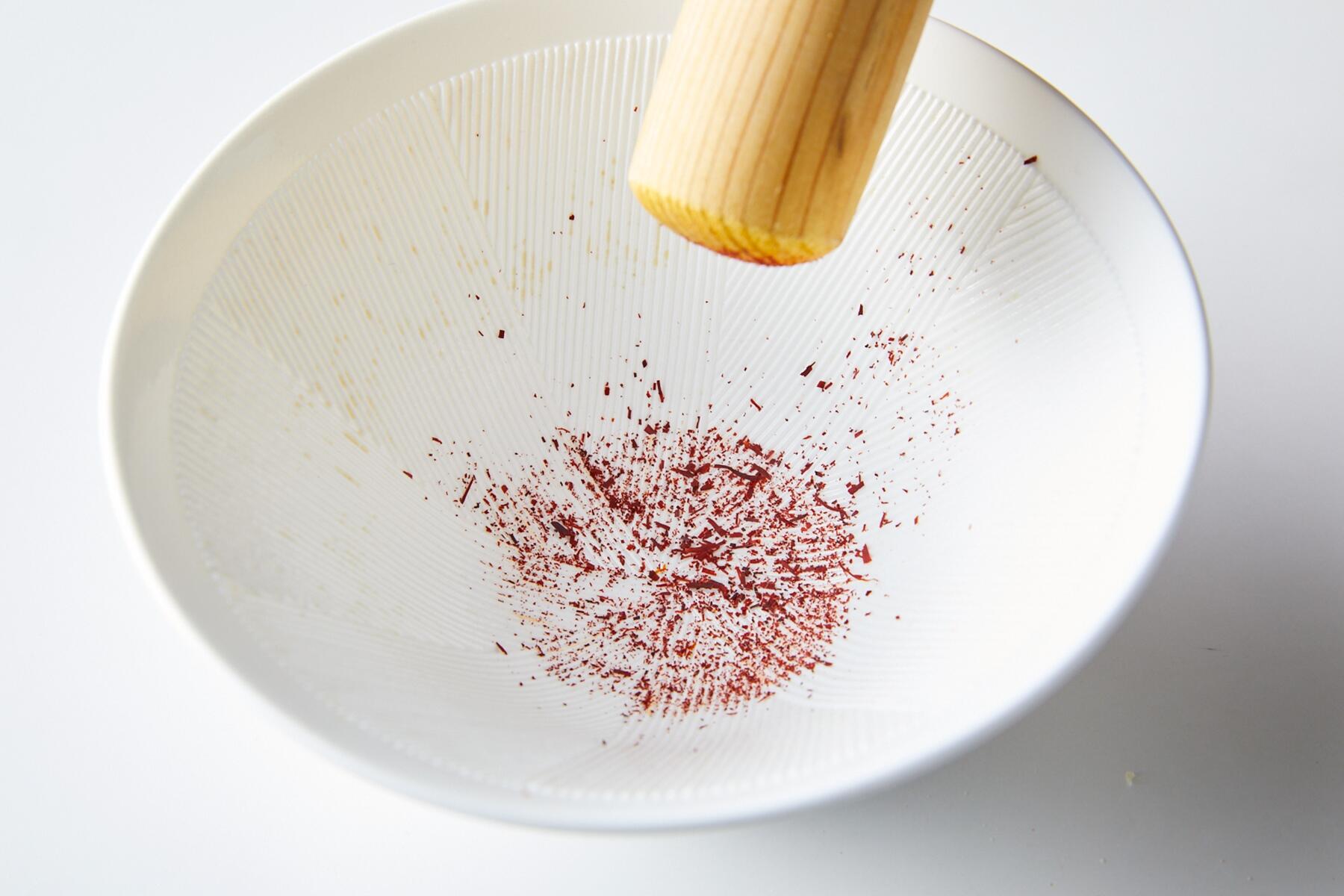 サフランをすりつぶす