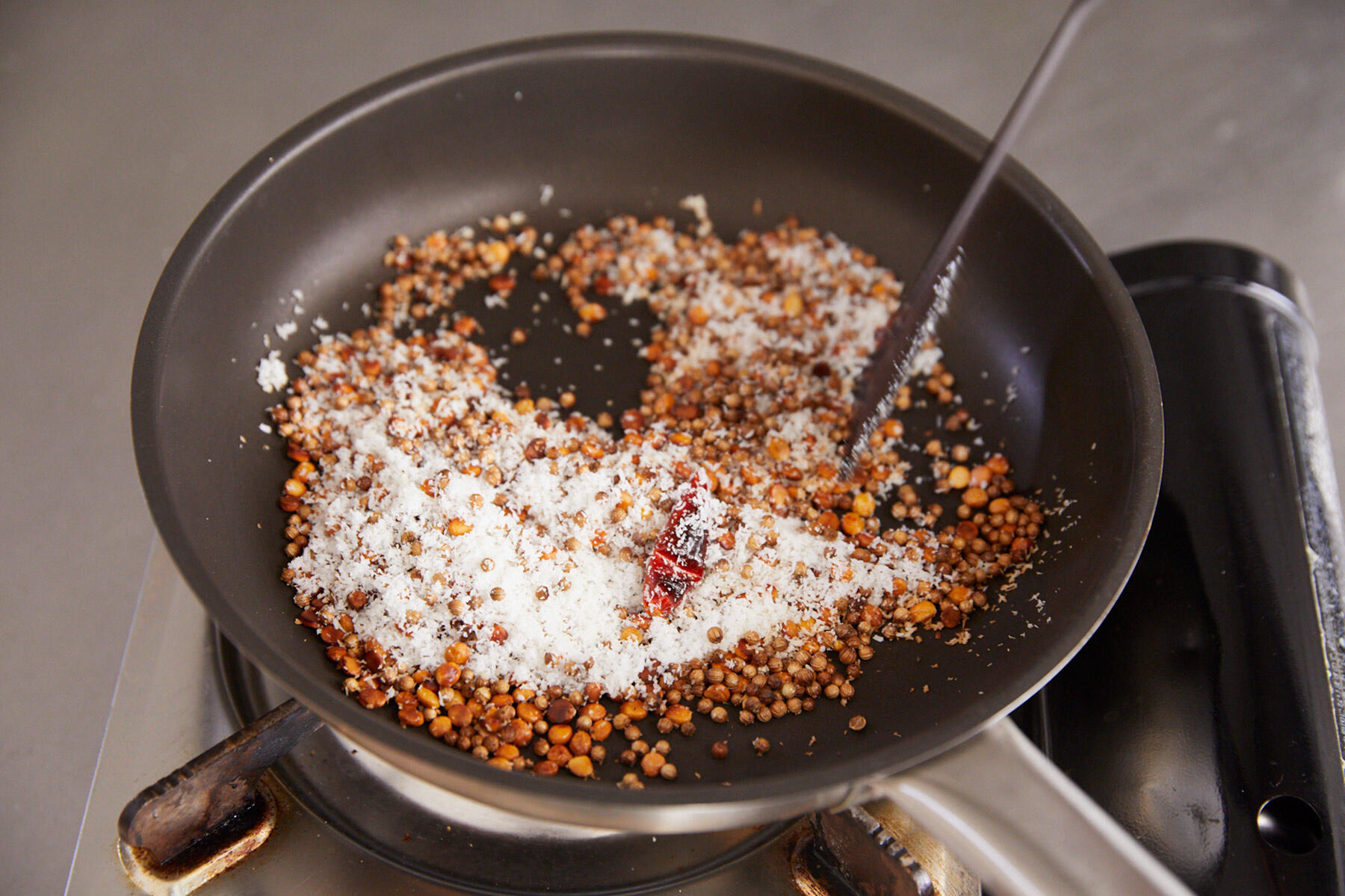 ピタライパウダーのスパイスを炒める