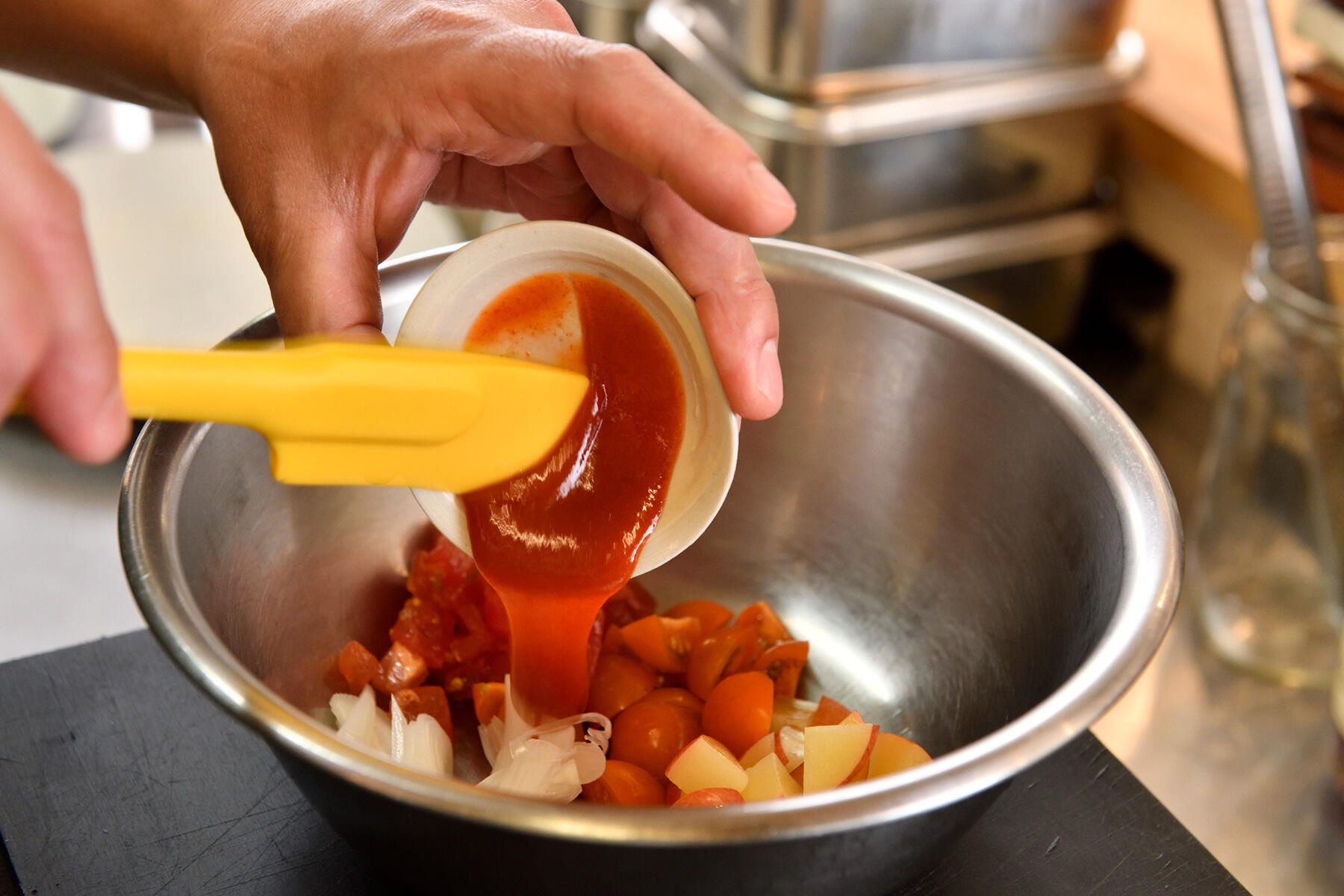 サルサの調味料を和える