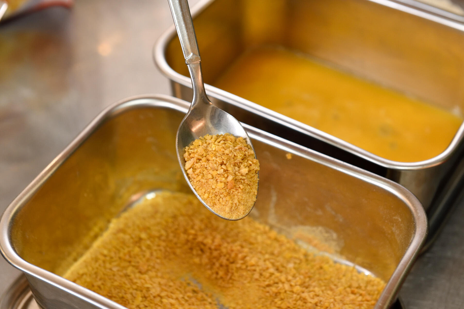 コーンフレークを砕いておく