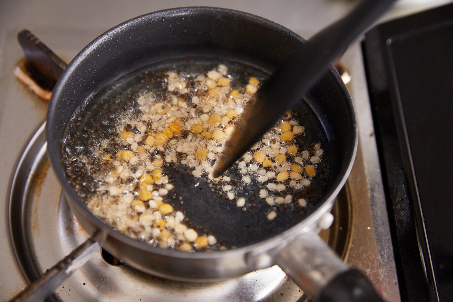 スパイスをテンパリングする